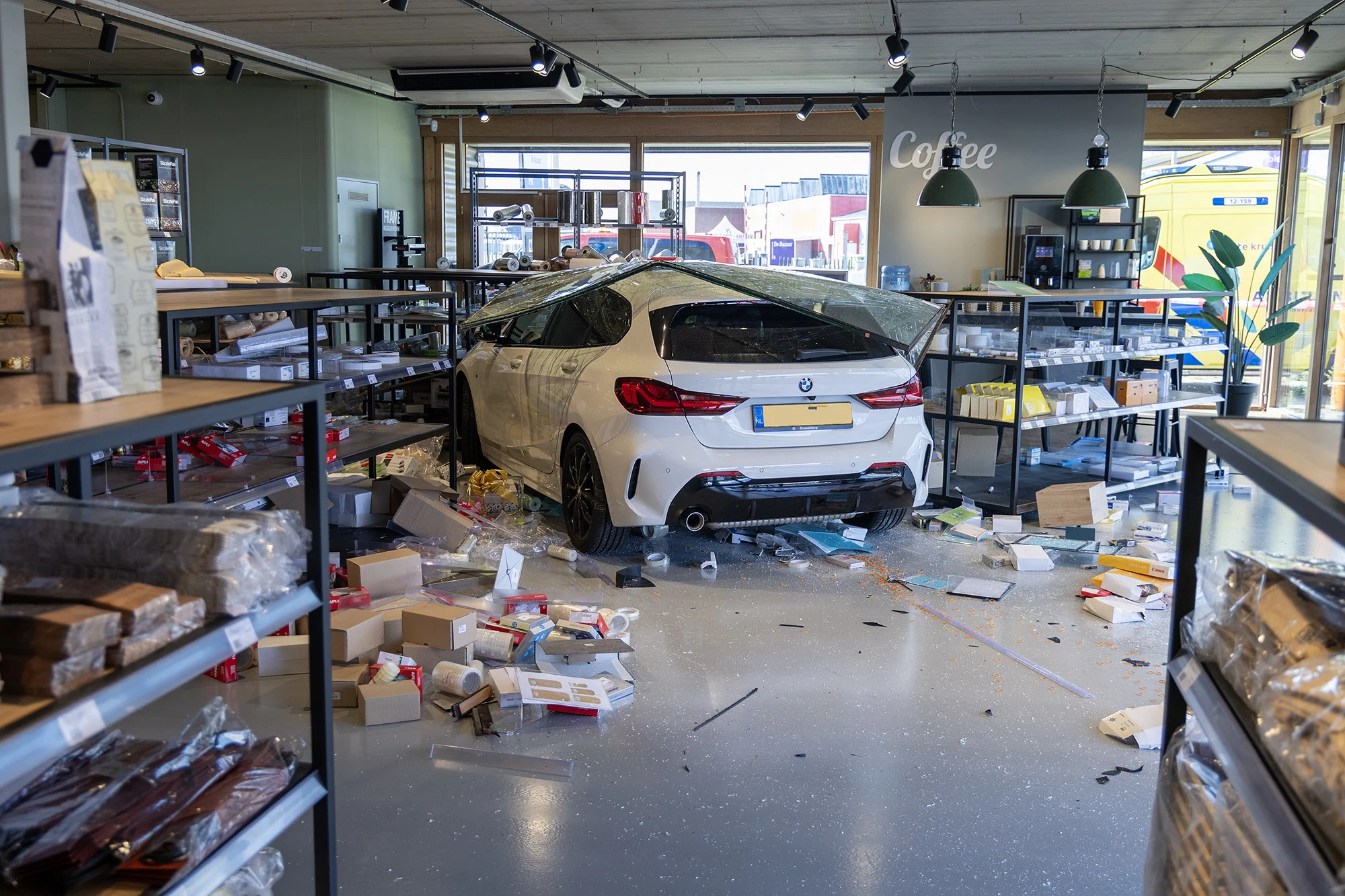Auto rijdt winkelpand binnen in Beverwijk en richt enorme schade aan