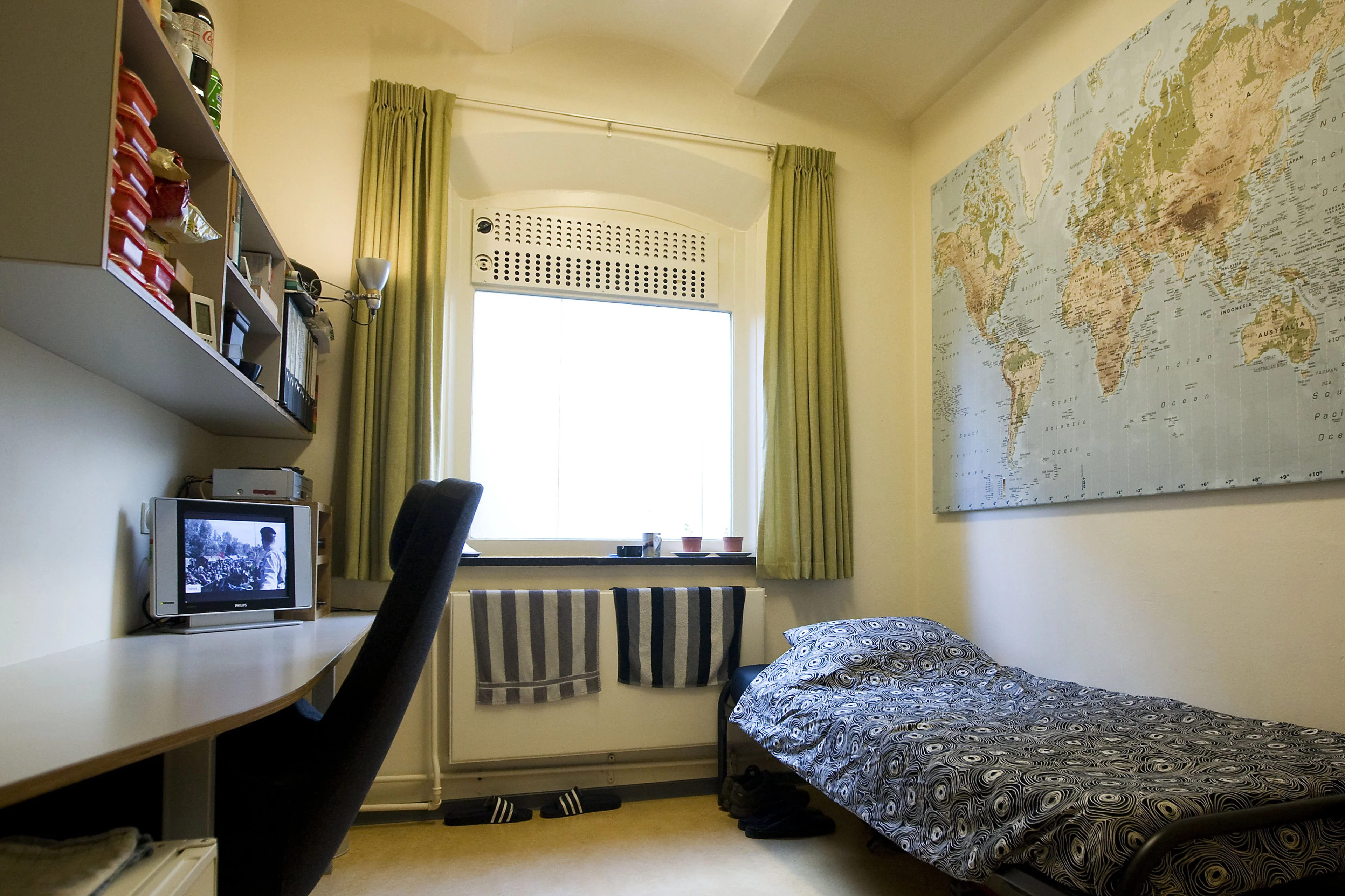 'Medewerkster tbs-kliniek liet zich vrijwillig insluiten bij beruchte tbs’er'