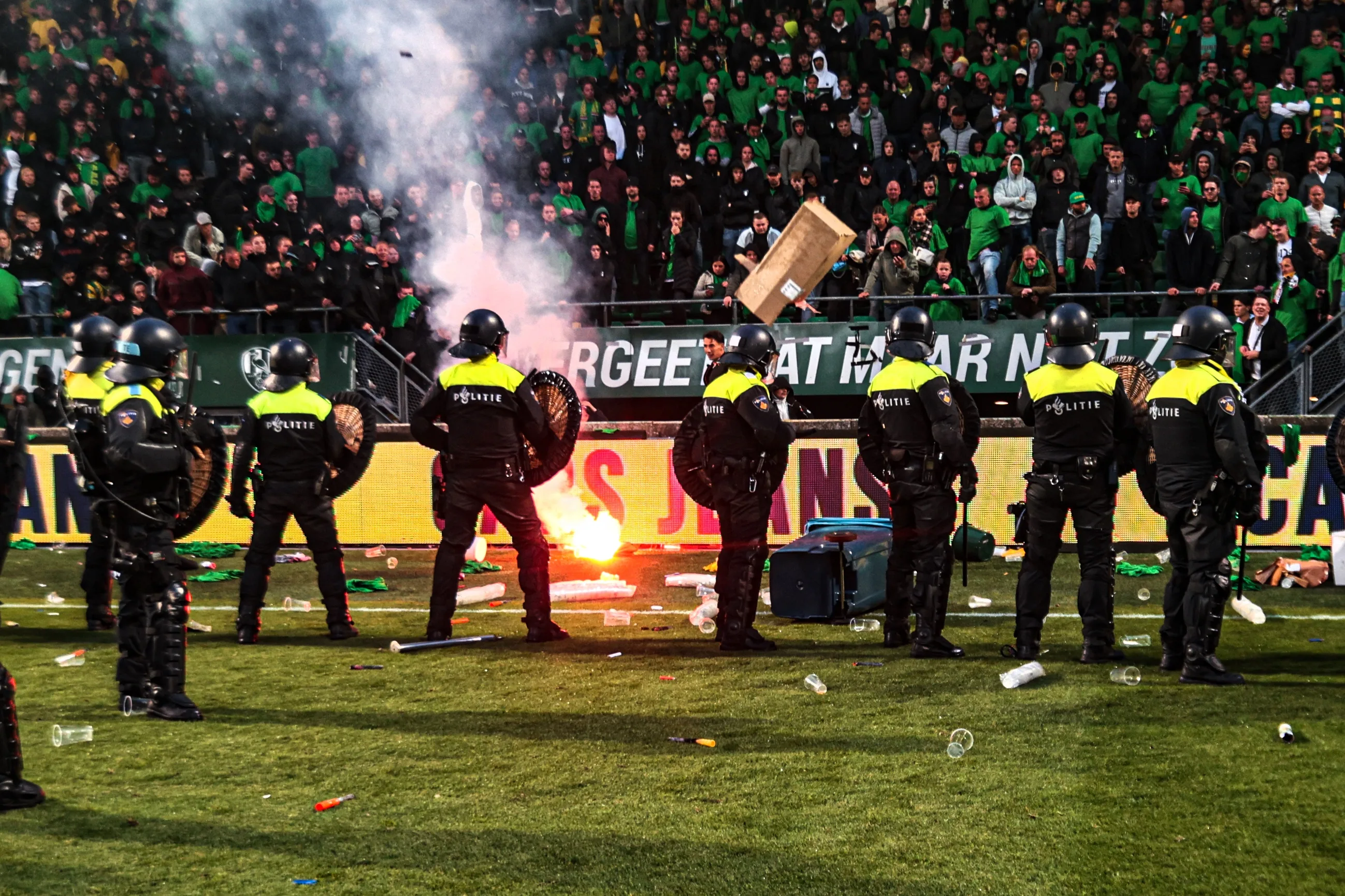 Eerste ADO-hooligans veroordeeld: relschoppers moeten maanden de cel in