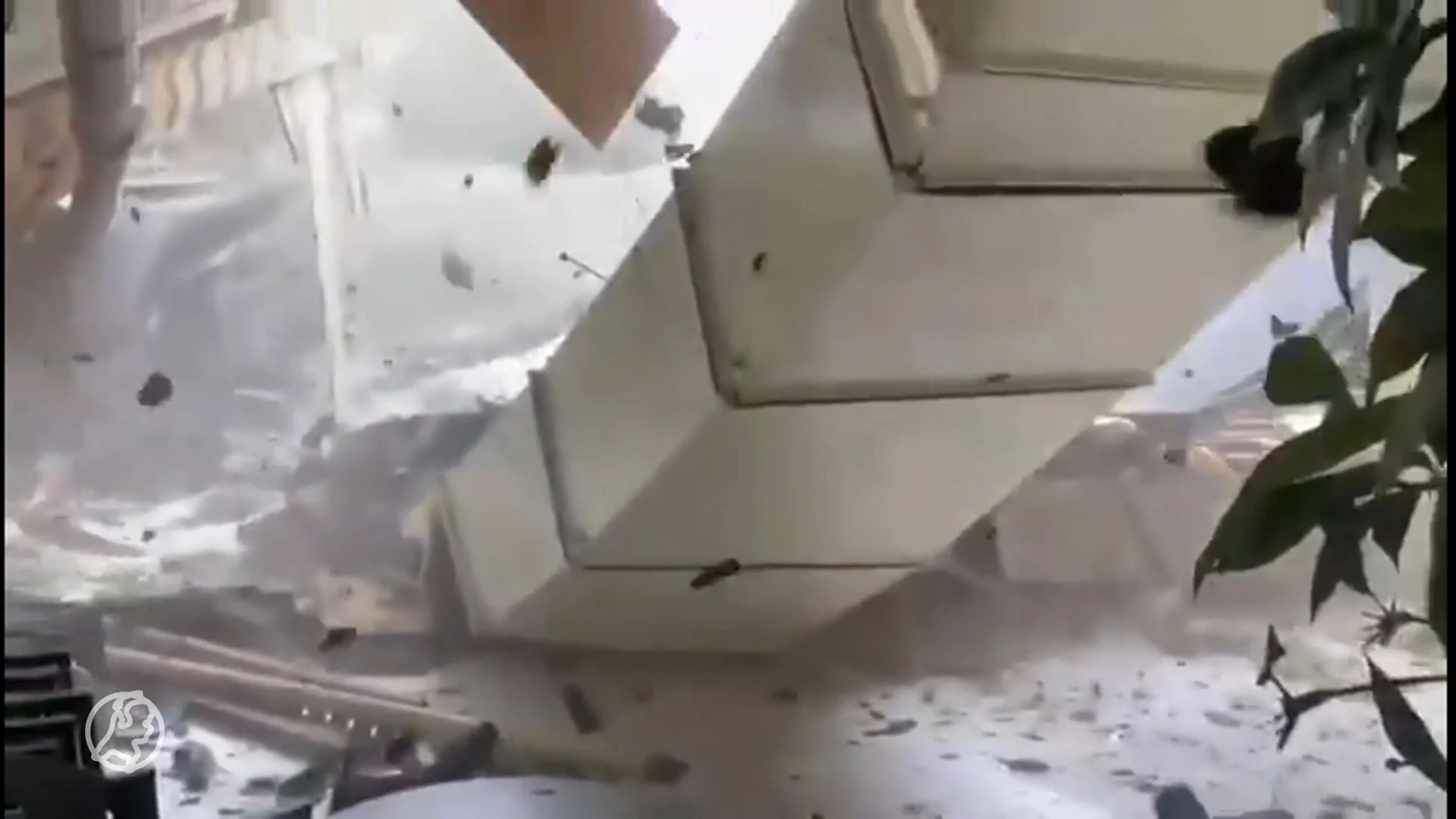 Dak zwembad op vakantiepark in Limburgse Baarlo deels ingestort