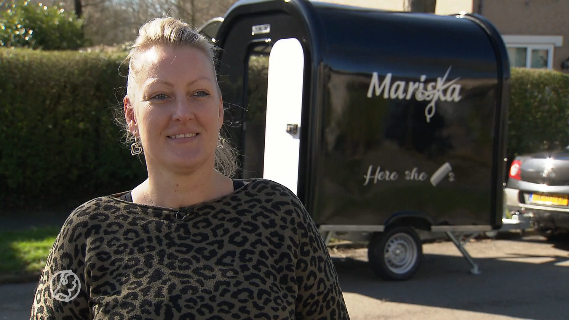 Loosdrechtse Mariska bouwt foodtruck om tot rijdende kapsalon: ’Here she kams!’