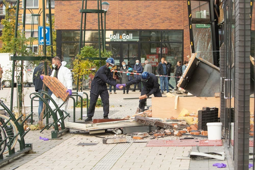 Enorme ravage na plofkraak geldautomaat Hilversum: 'Ik dacht dat het gebouw werd opgeblazen'