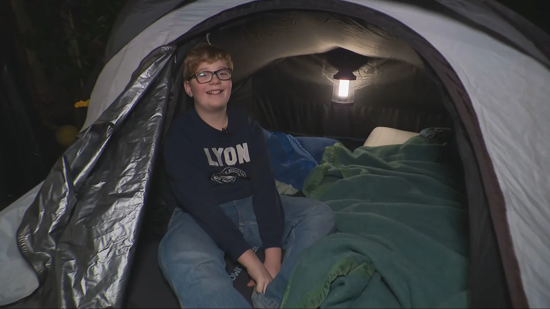 Stan (11) slaapt hele maand buiten in tent voor goed doel