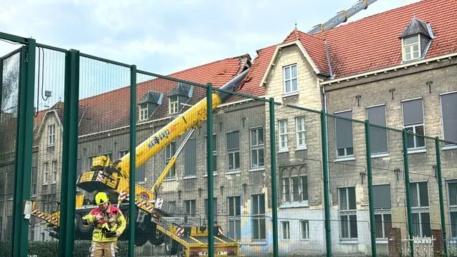 Hijskraan valt op dak jeugdzorginstelling in Cadier en Keer