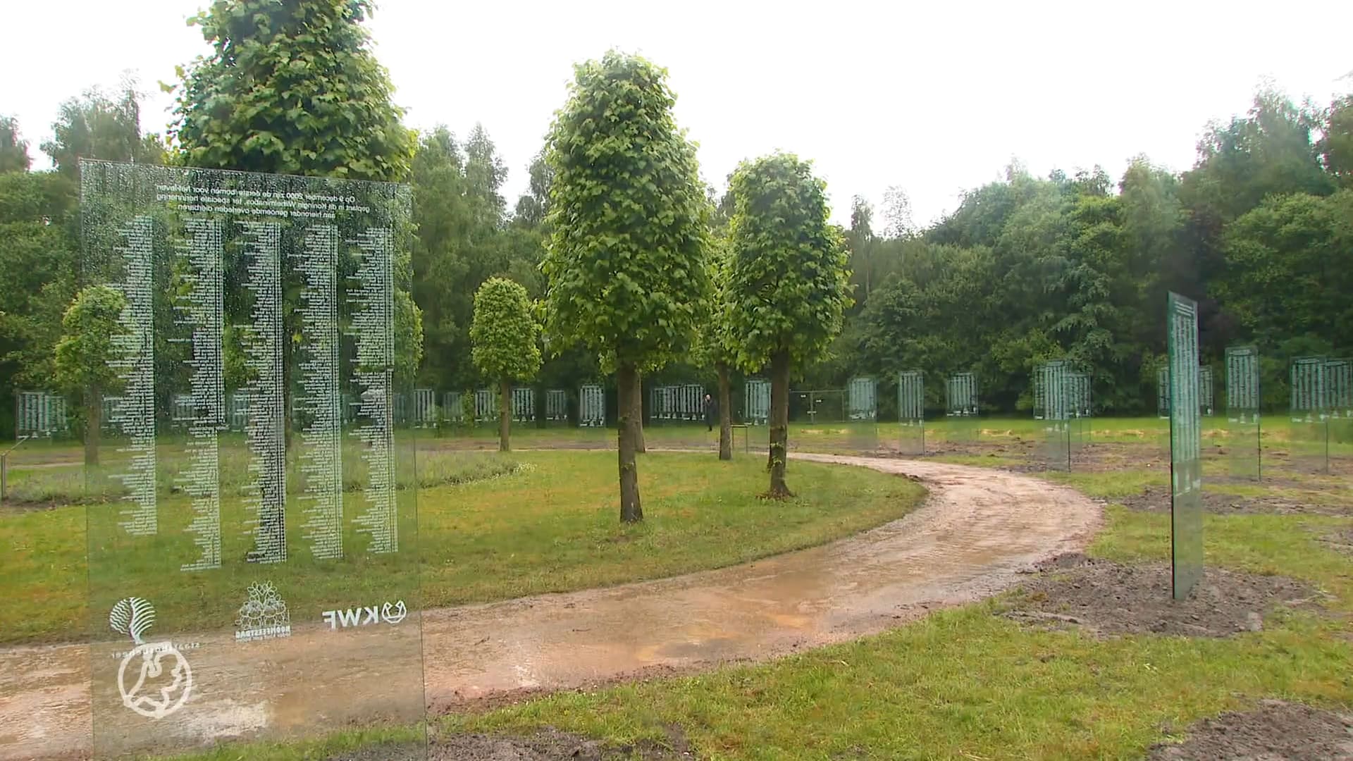 Jaar na vernieling is gedenkbos weer open: 'Emotioneel moment' 