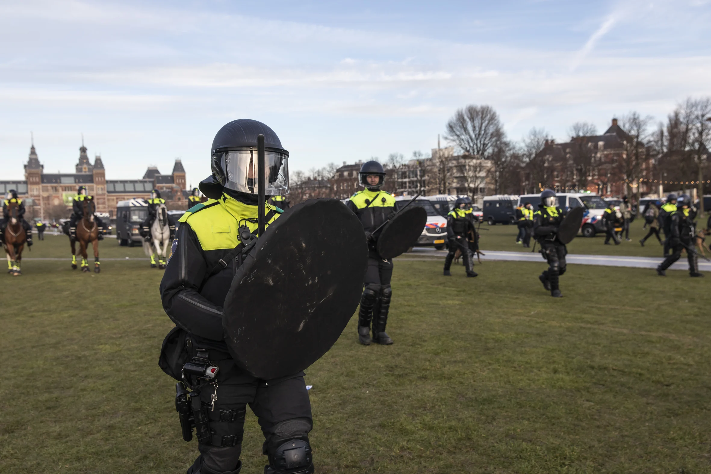 Weken in de cel en taakstraf voor rellen op Museumplein