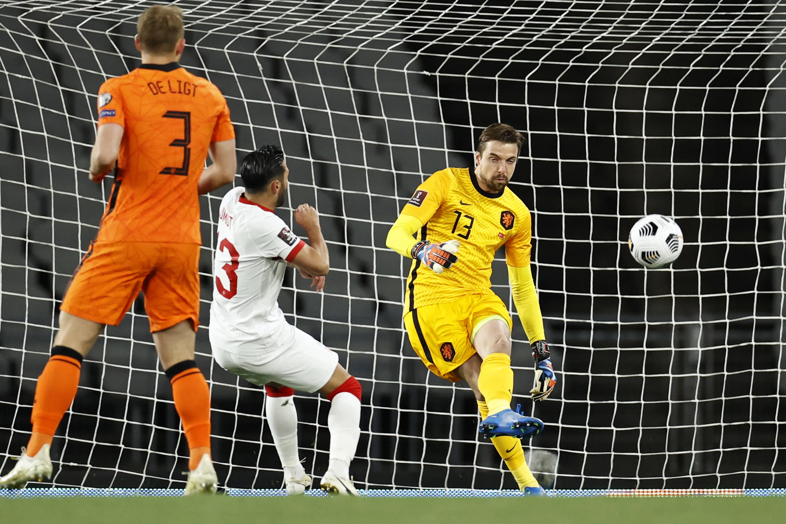 Oranje begint WK-kwalificatiereeks met verliespartij tegen Turkije (4-2)