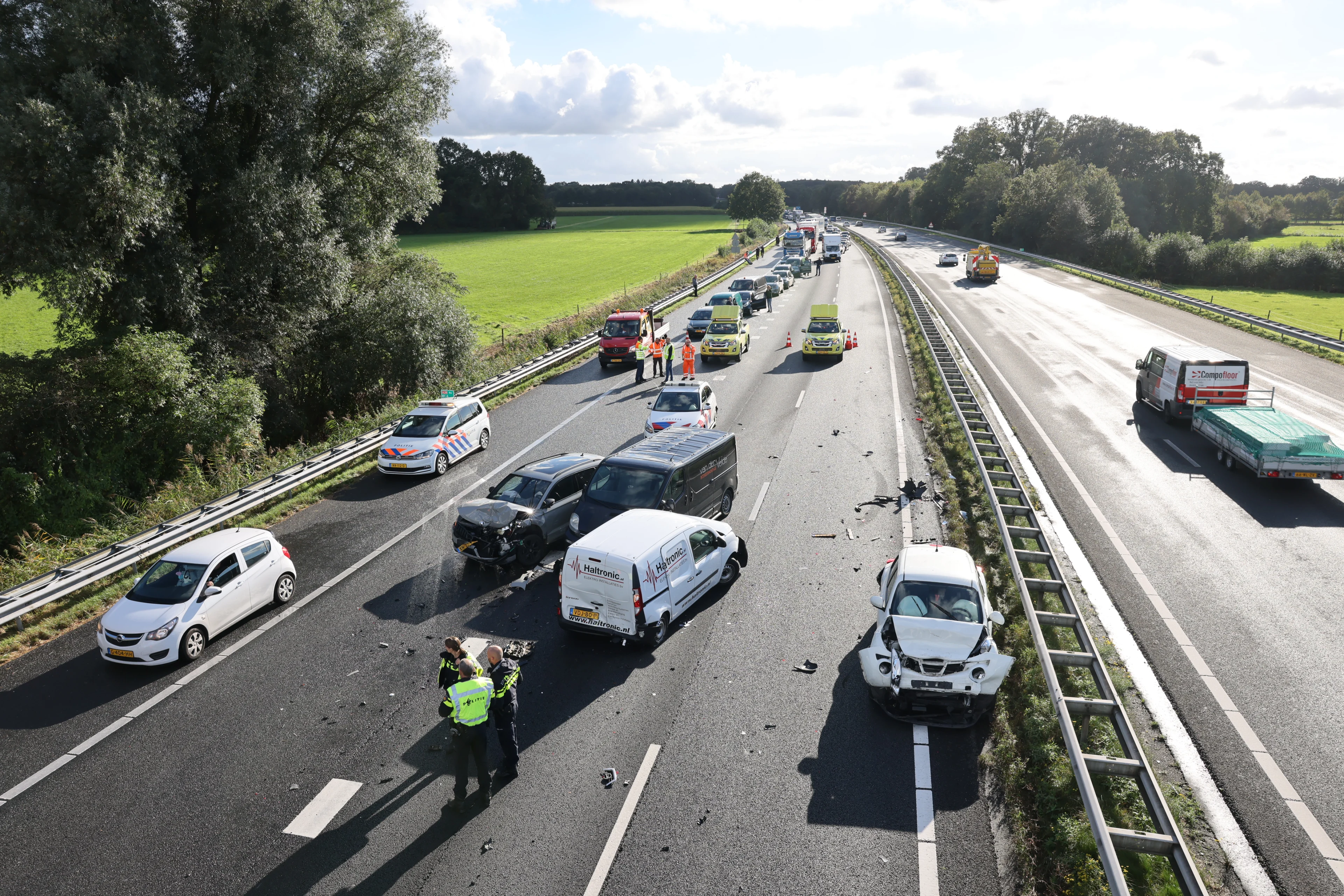 Zes auto's knallen op elkaar bij kettingbotsing op A28