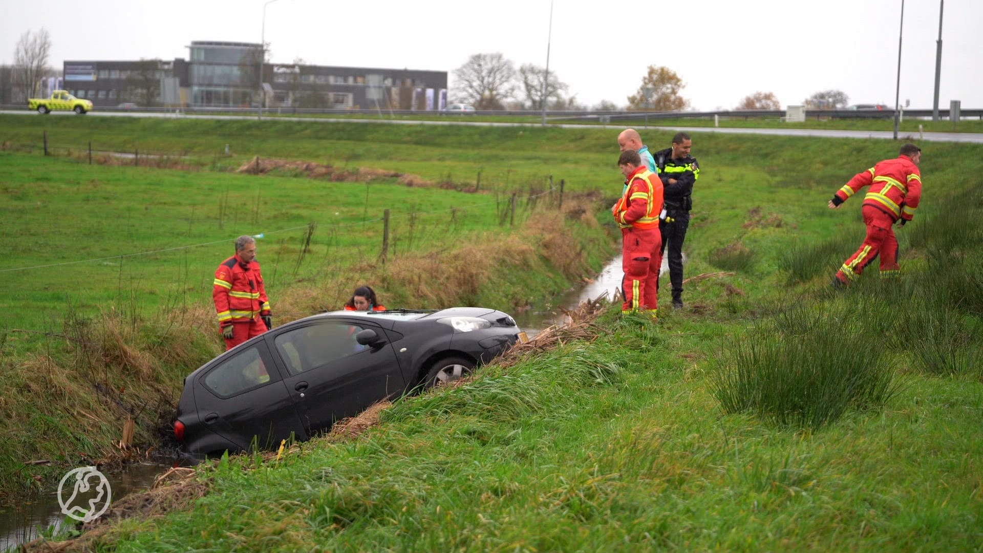 Vrouw belandt met auto in sloot bij afrit A7 bij Leek