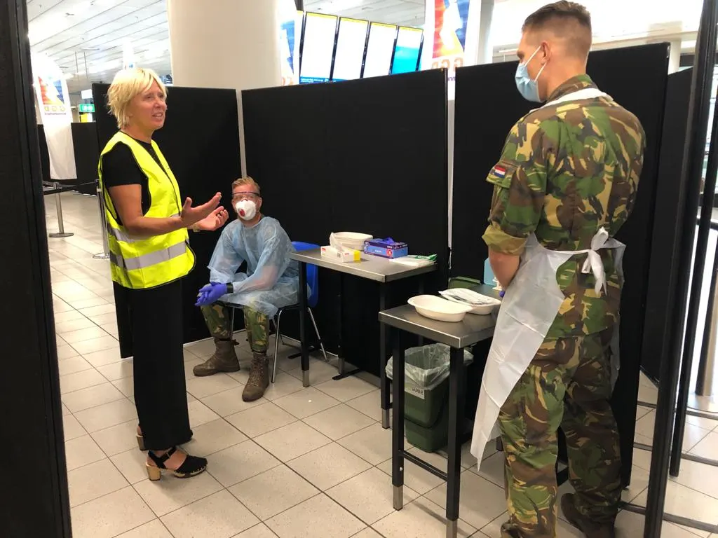 Eerste coronateststraat voor mensen zonder klachten geopend op Schiphol