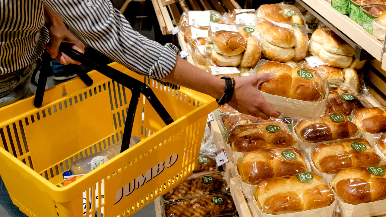Supermarkt Jumbo haalt broodjes uit de schappen om stukjes plastic