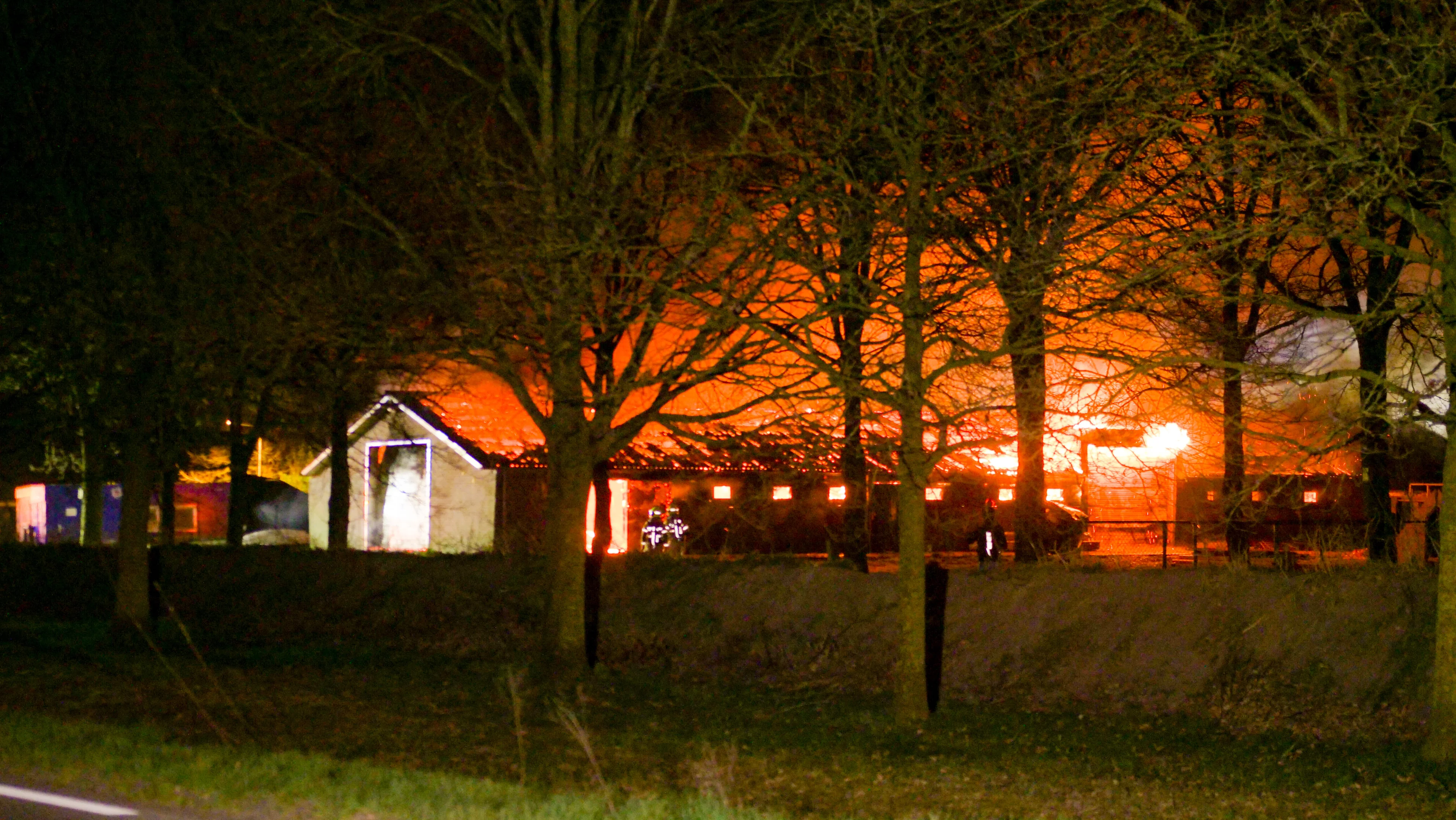 Uitslaande brand verwoest gebouw in Barneveld, vlammen in wijde omtrek te zien