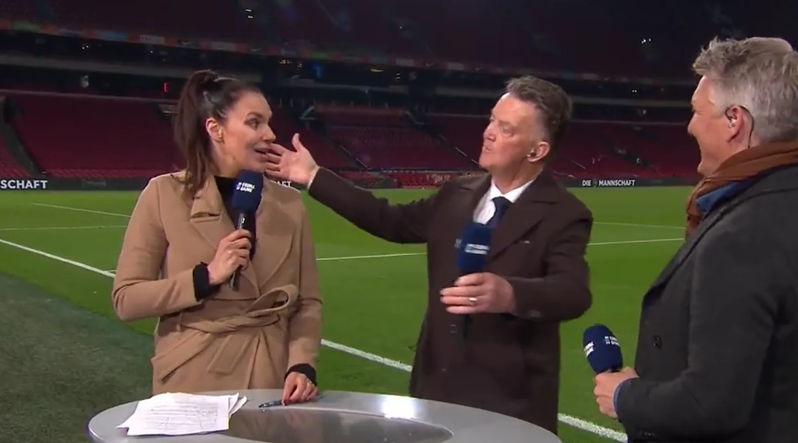 Ongemakkelijk moment: Duitse presentatrice weigert knuffel van Louis van Gaal