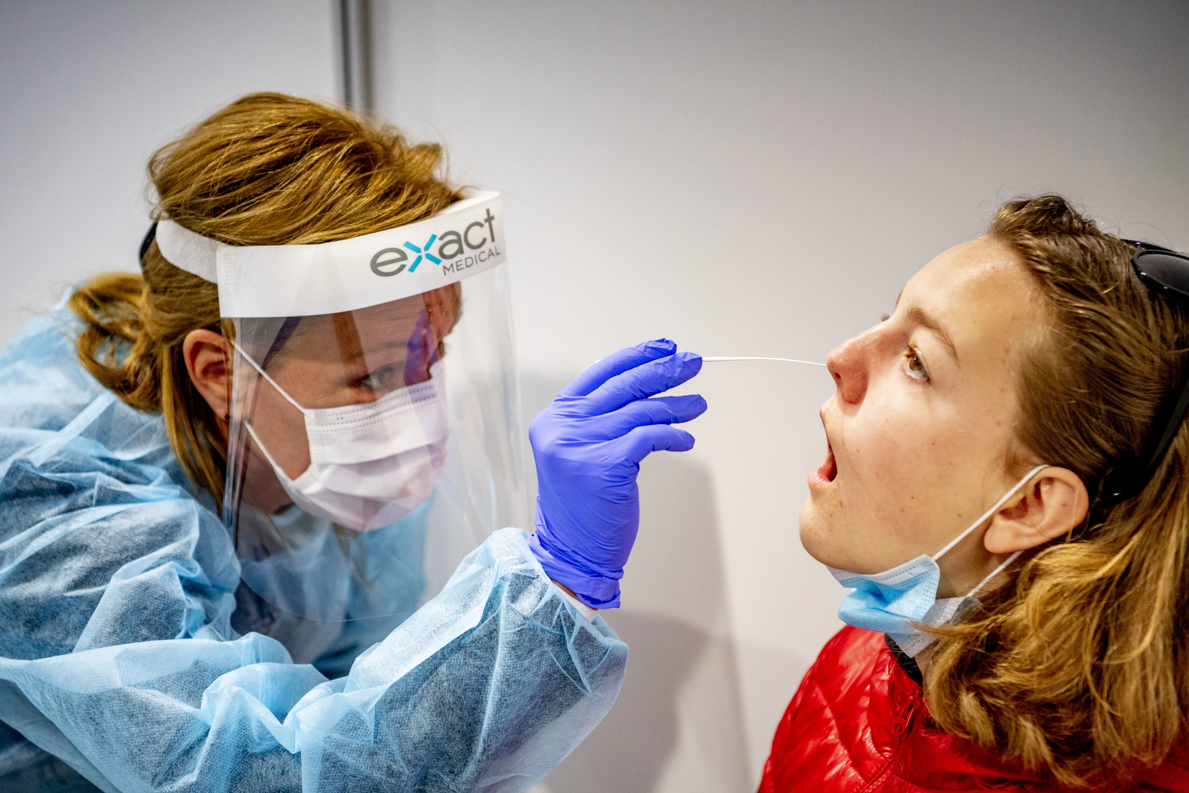 RIVM registreert 8966 nieuwe coronagevallen