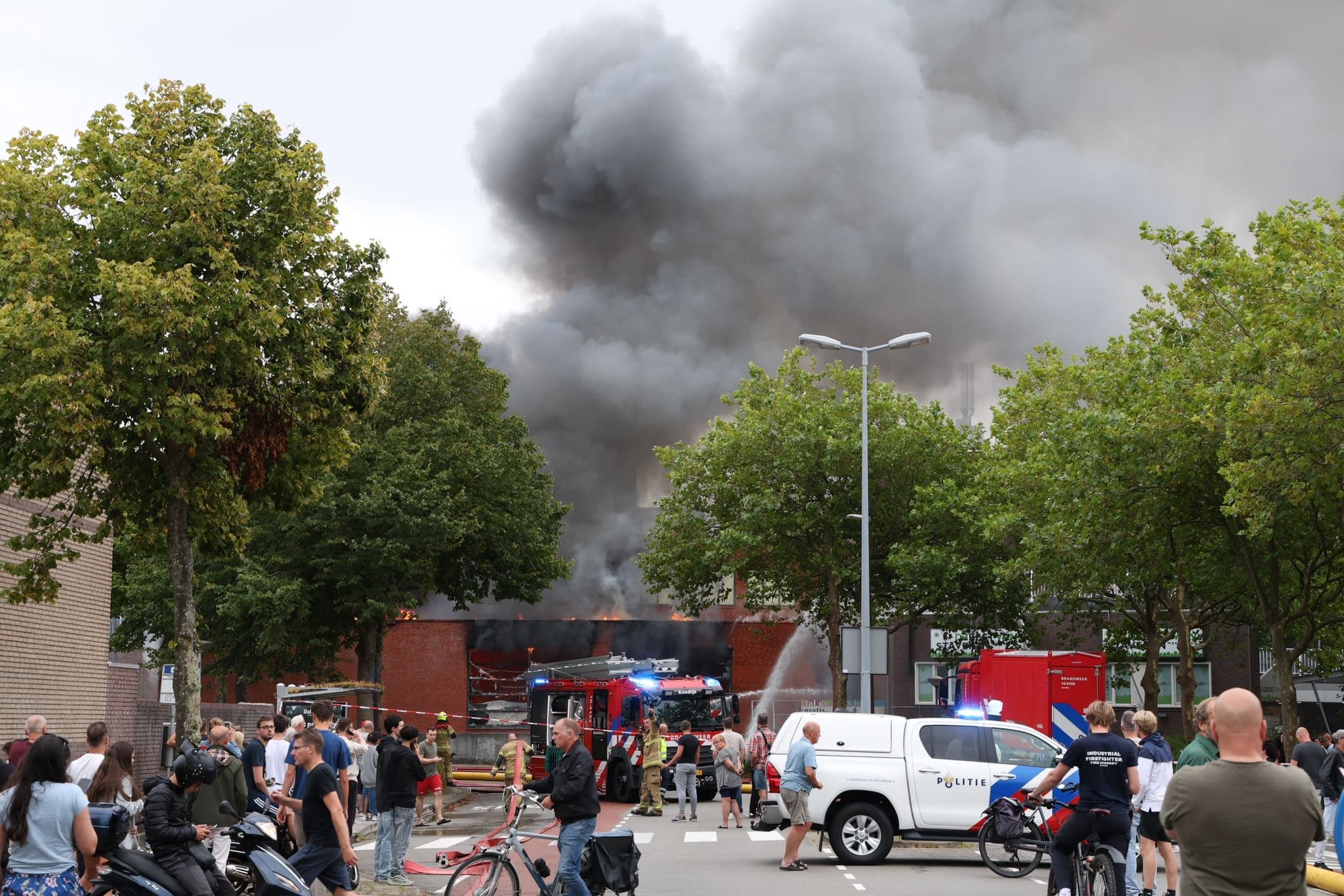 ZIEN: Zeer grote brand in winkelcentrum Alkmaar