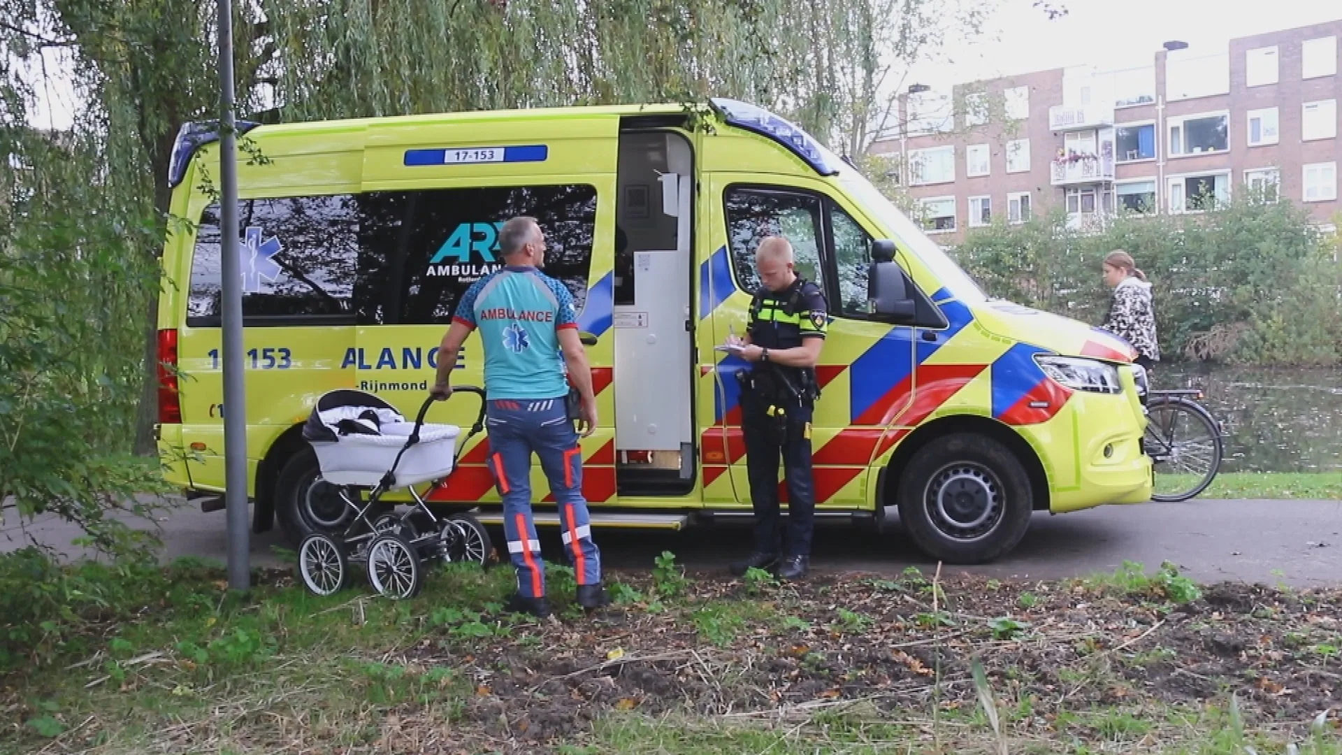 Baby valt uit kinderwagen na aanrijding met fatbike in Vlaardingen