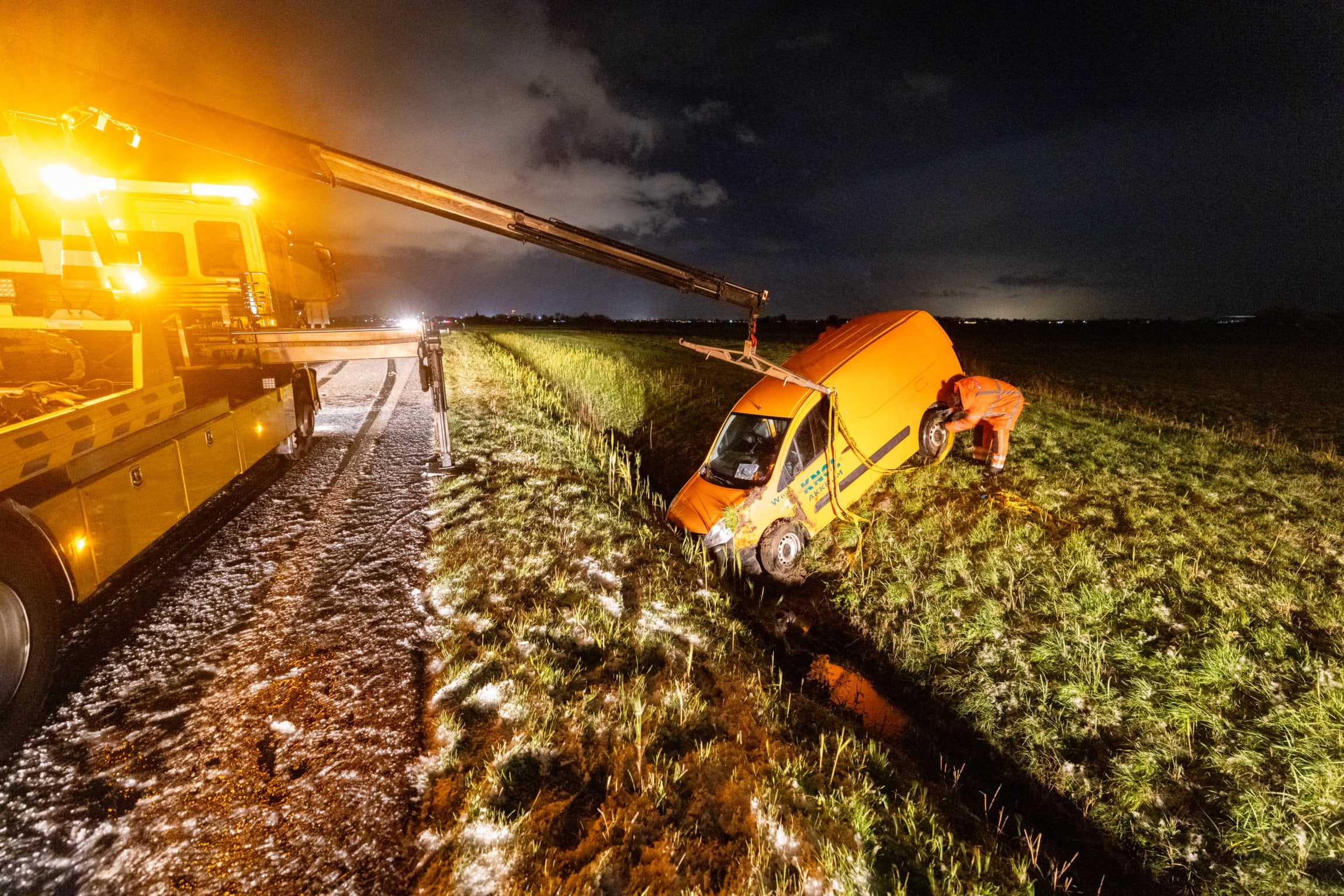 Waarschuwing voor 'verraderlijk gladde' wegen: al meerdere ongelukken gemeld