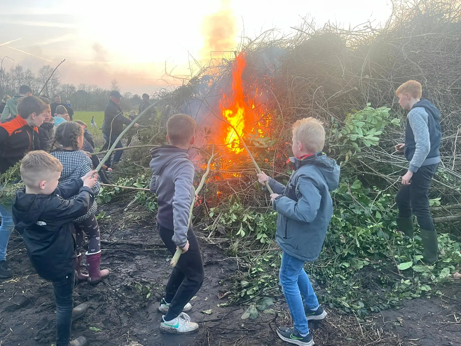 Paasvuren weer ontstoken: een hoop gezelligheid en enorme brandende bergen