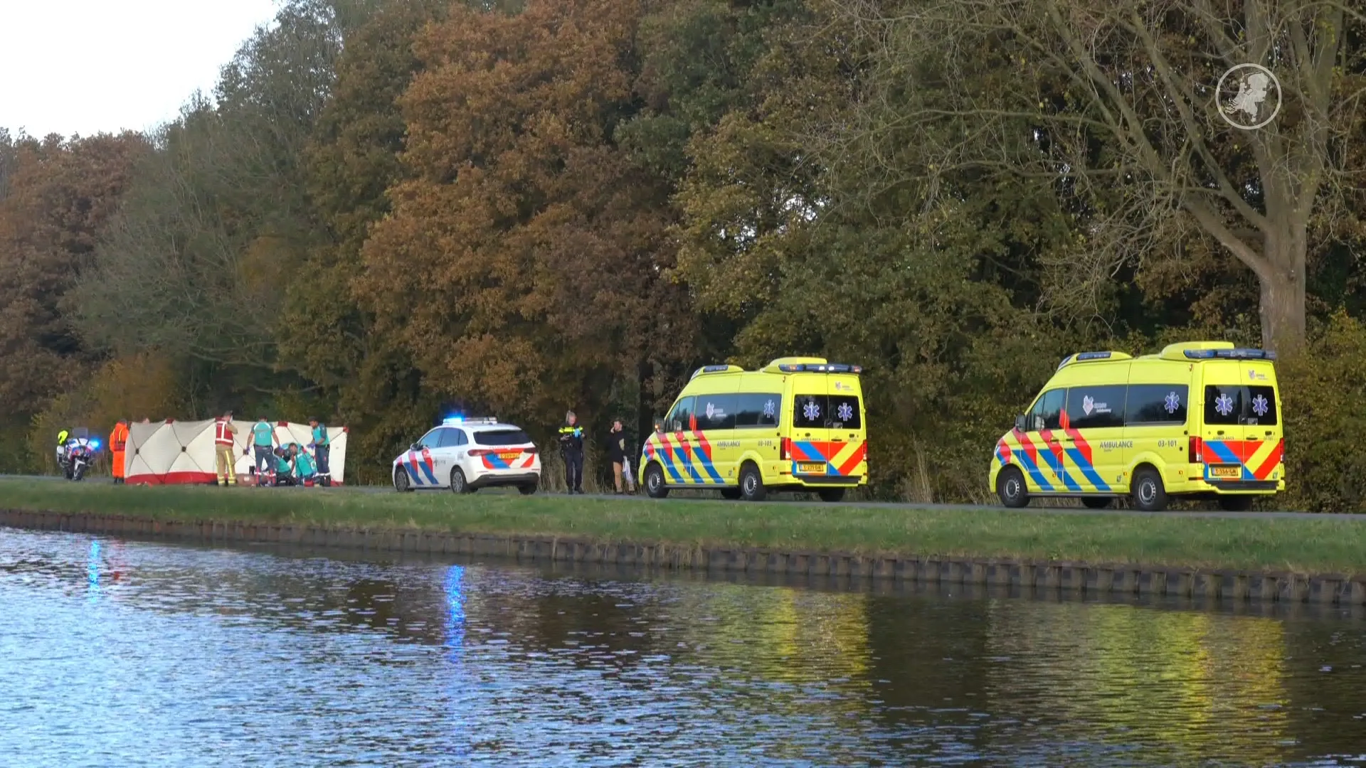 Onwel geworden persoon met fiets te water in Assen