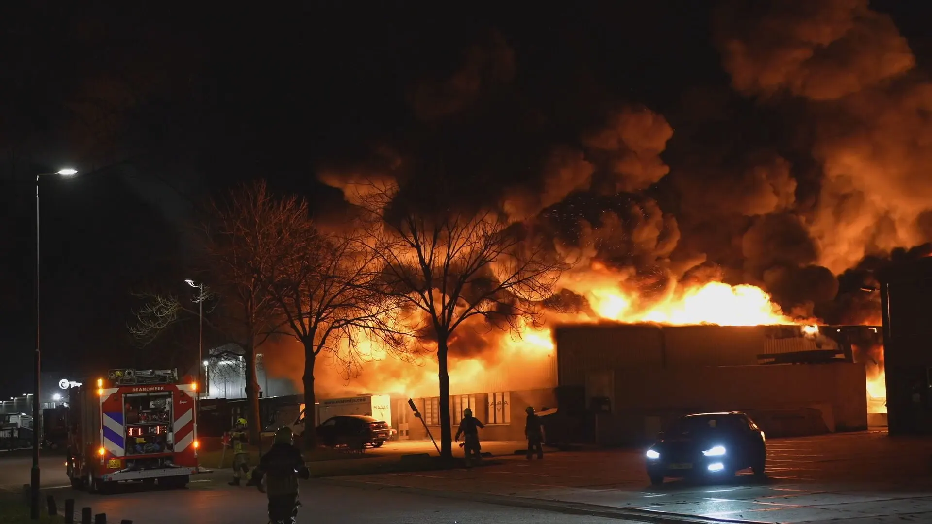 Zeer grote brand bij ijsfabriek in Waalwijk