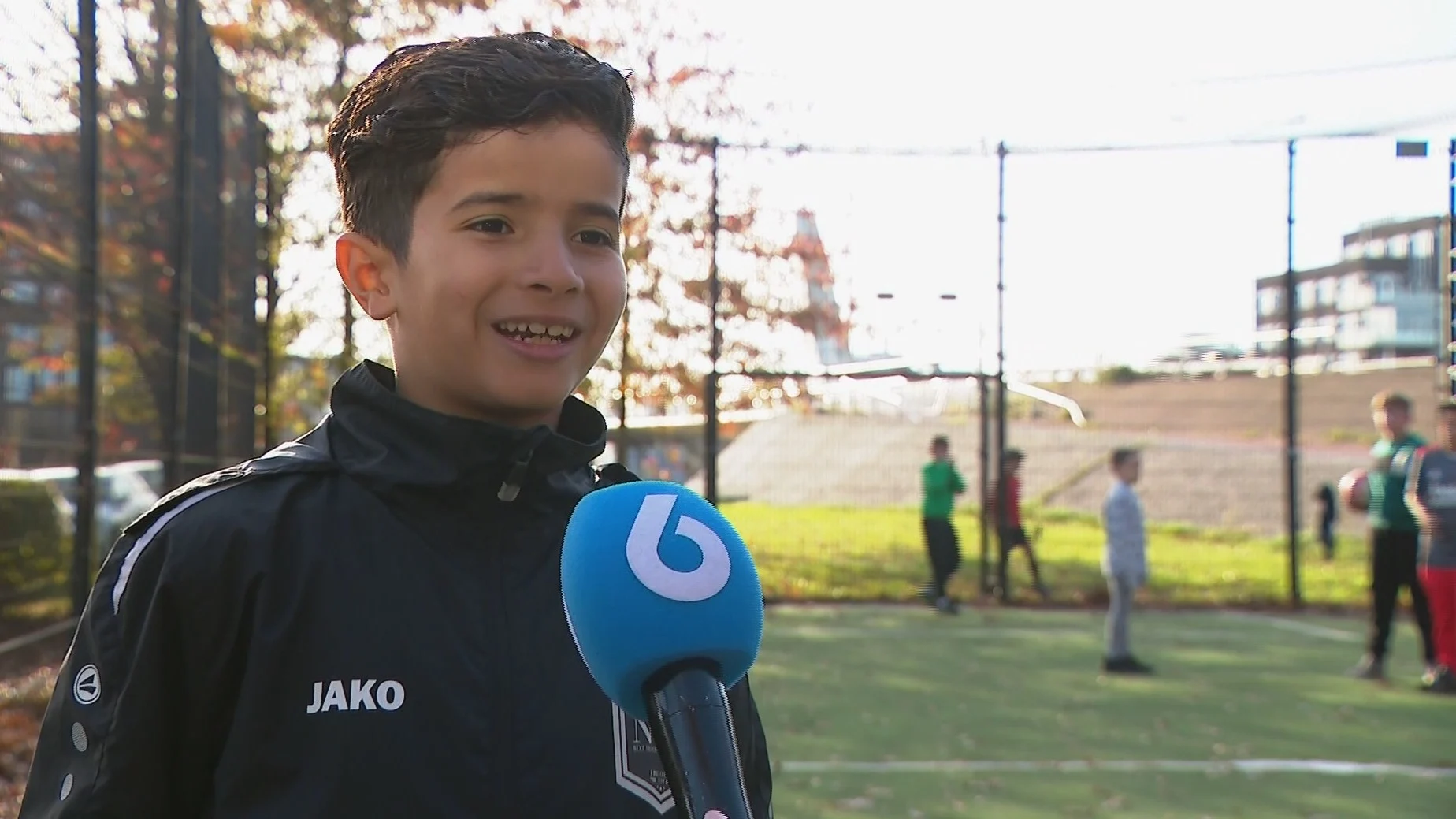 Piepjong keepertje Hudaifah (8) doet gooi naar profvoetbal dankzij virale video's