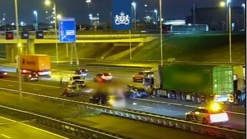 Druk op wegen rond Rotterdam na ongelukken: 'Stel je reis uit'