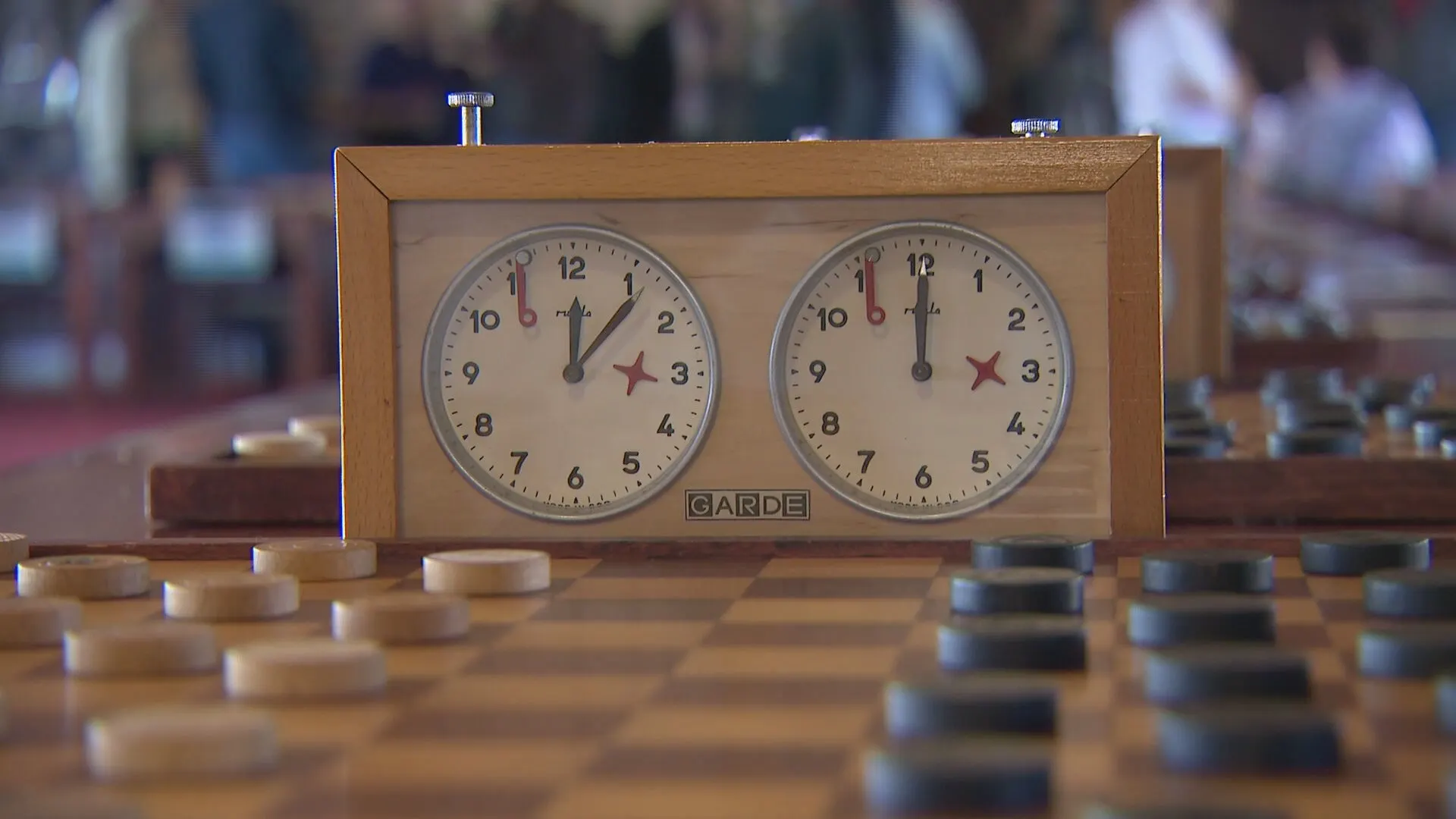 Friese Johan probeert wereldrecord simultaan dammen te verbreken, maar lukt dat?