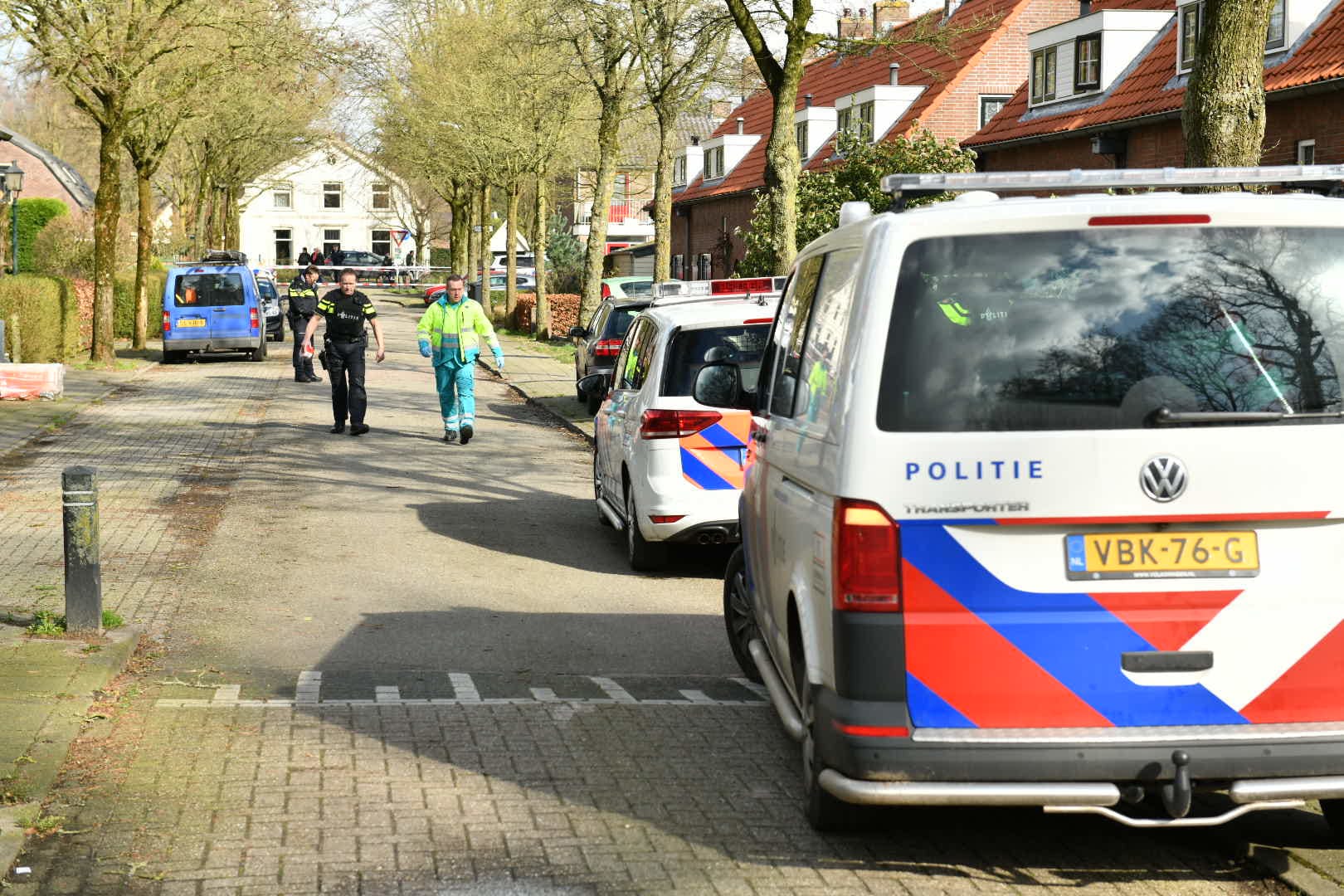 Persoon doodgeschoten op oprit Leersum, twee kinderen door politie in veiligheid gebracht