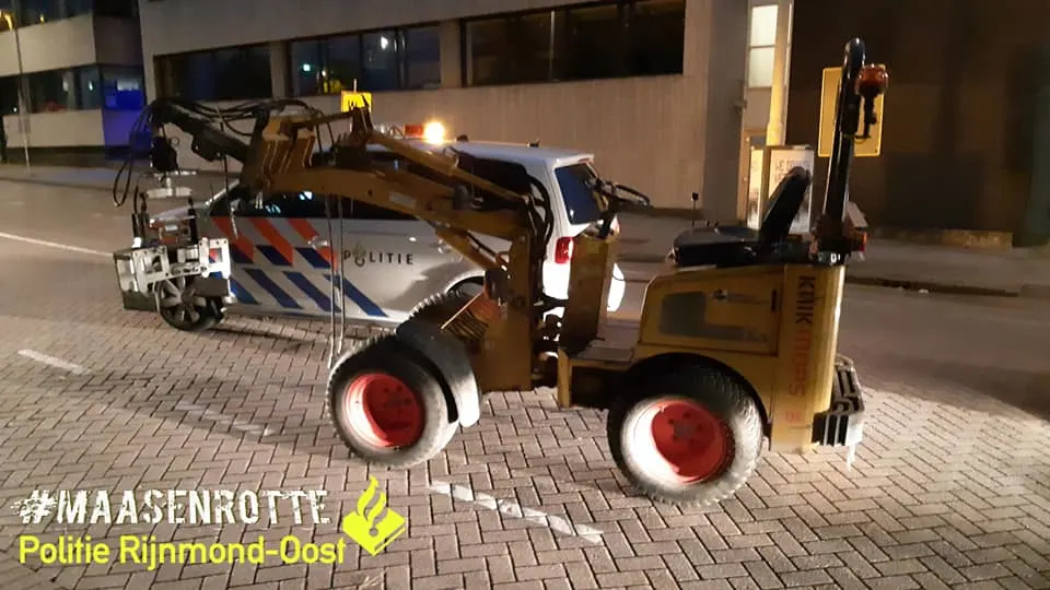 Man vlucht met gestolen graafmachine voor politie