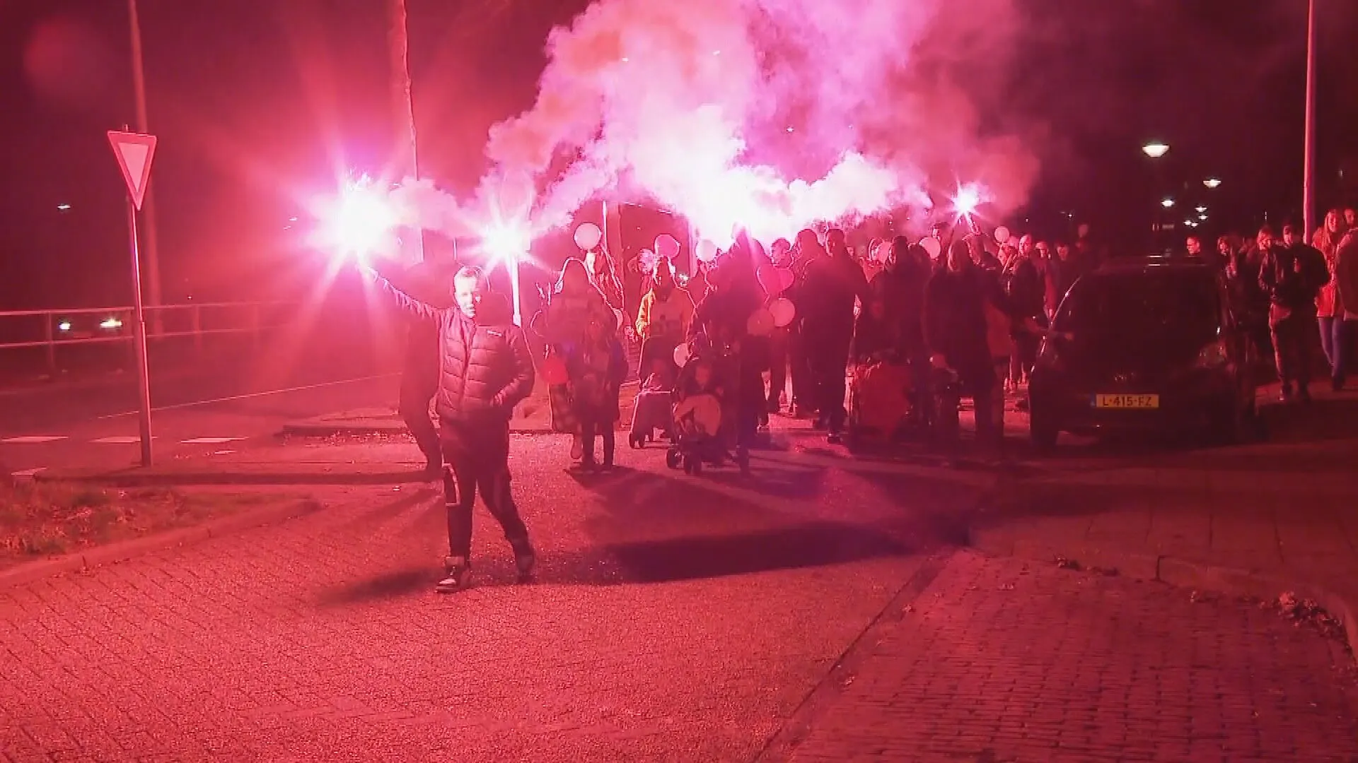 Stille tocht in Almelo voor doodgestoken Jarell (22): 'We doen het voor hem'