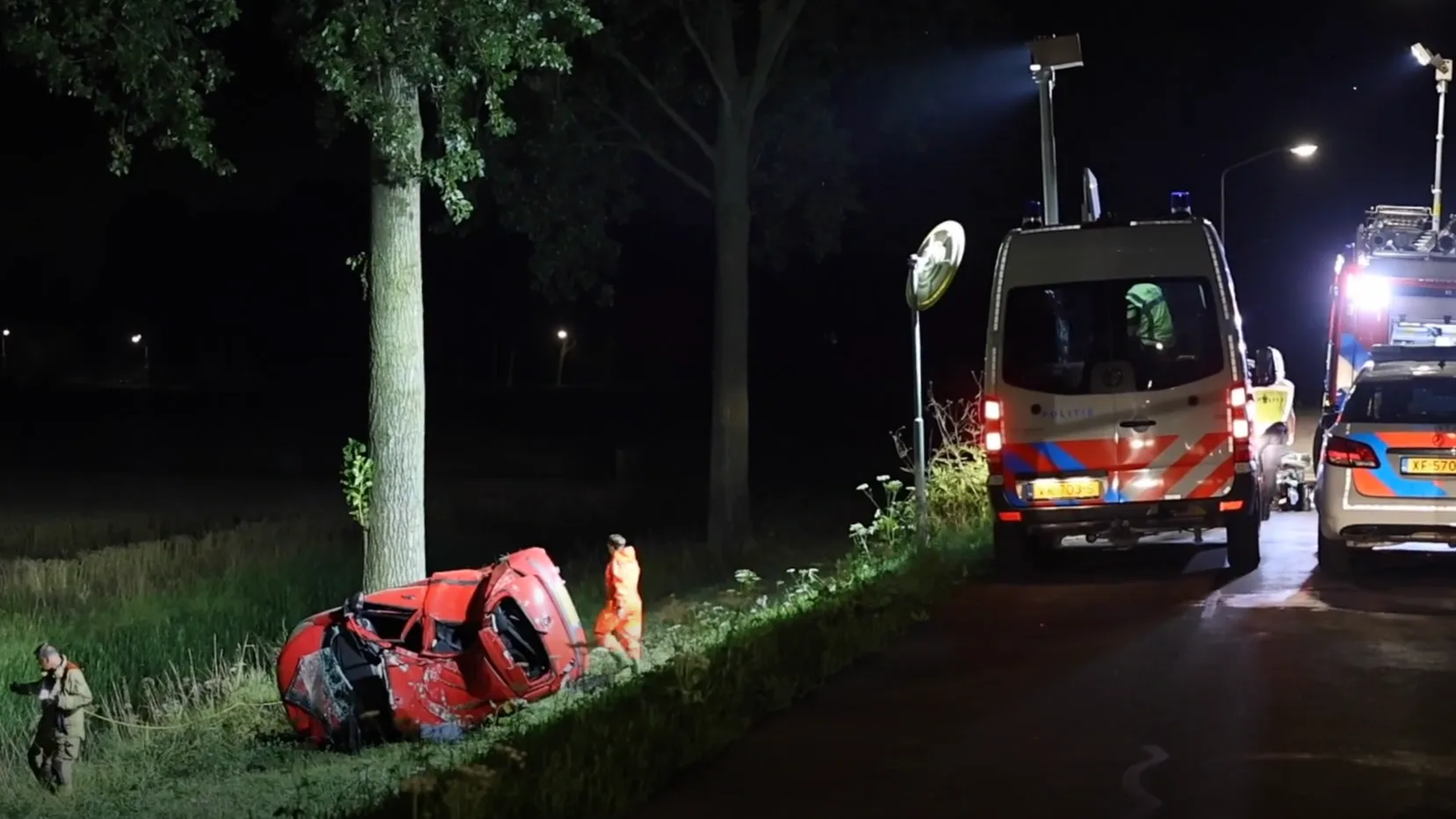 Auto raakt van de weg en crasht tegen boom in Dordrecht, man (23) komt om