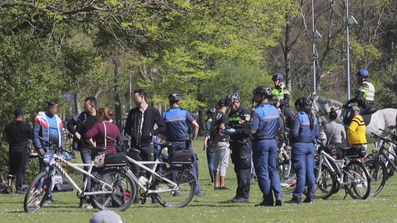 Ondanks oproep toch veel te druk in Zuiderpark in Den Haag, politie grijpt in