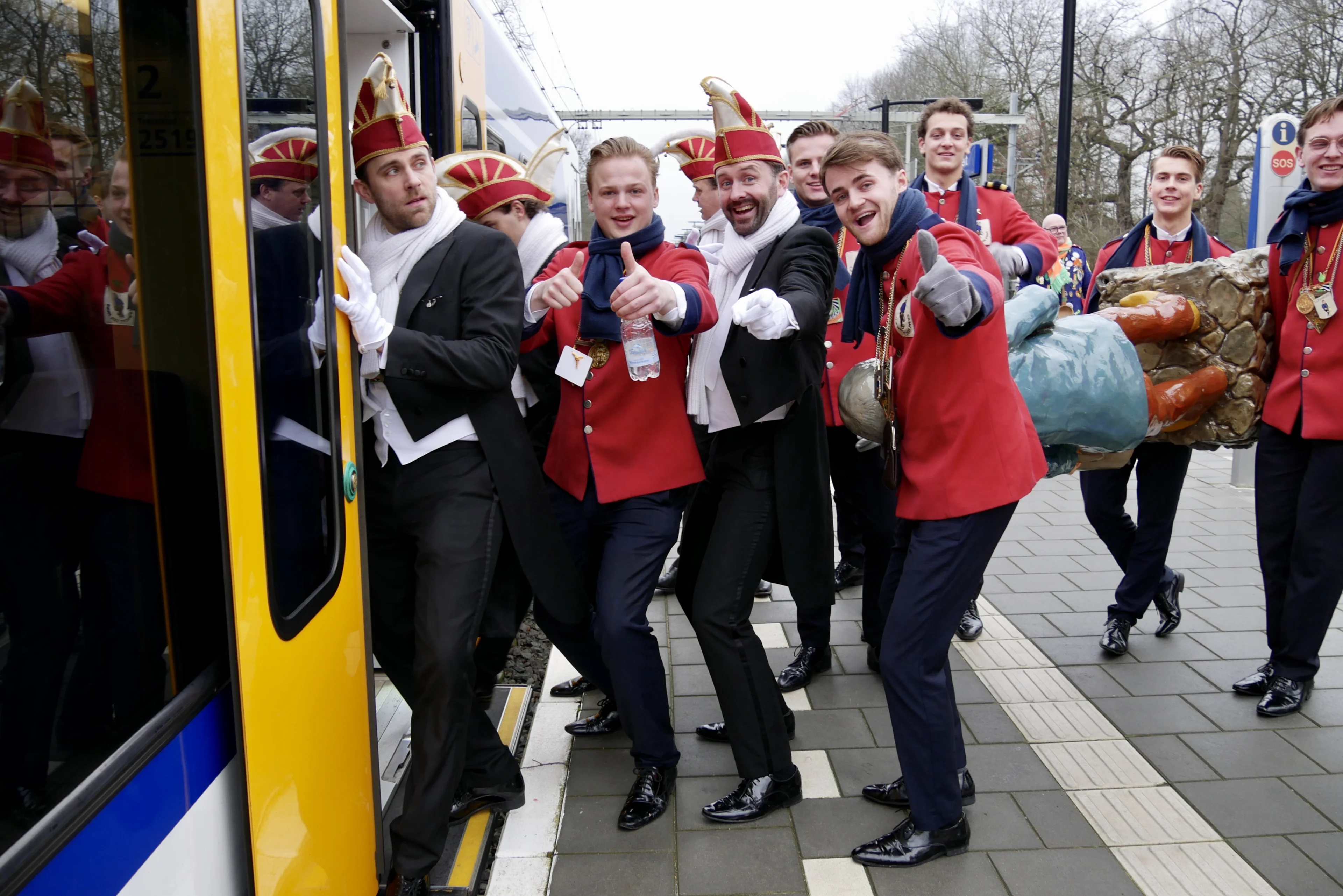 NS werft Brabanders, Limburgers en Tukkers in hun eigen taal tijdens carnaval