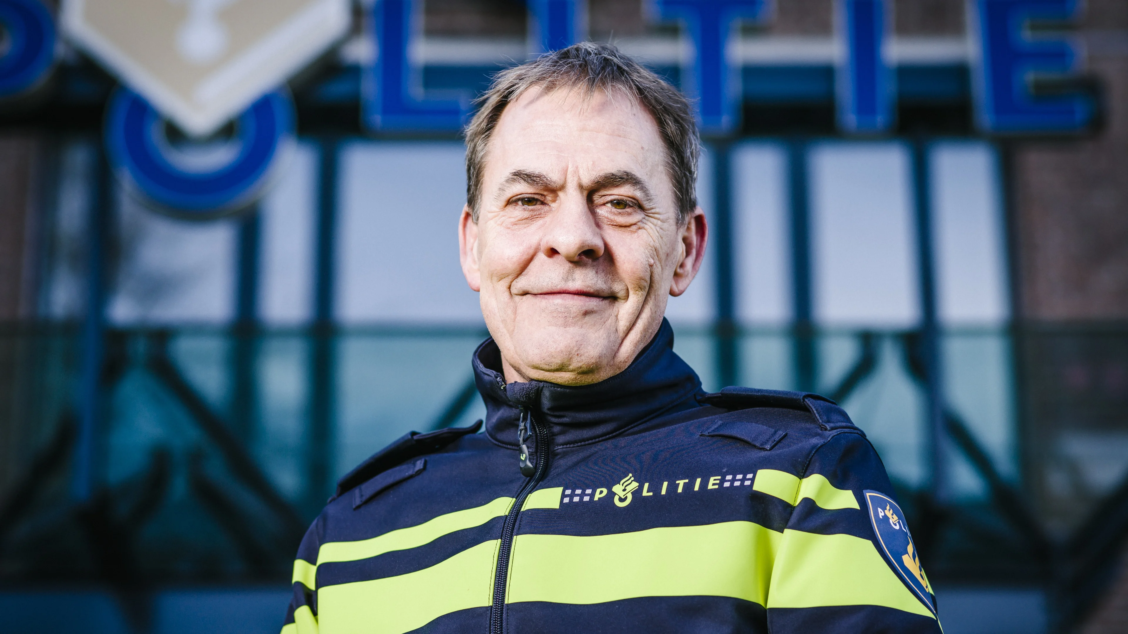 Politiecommissaris: agenten moeten hoofddoek of kruisje kunnen dragen