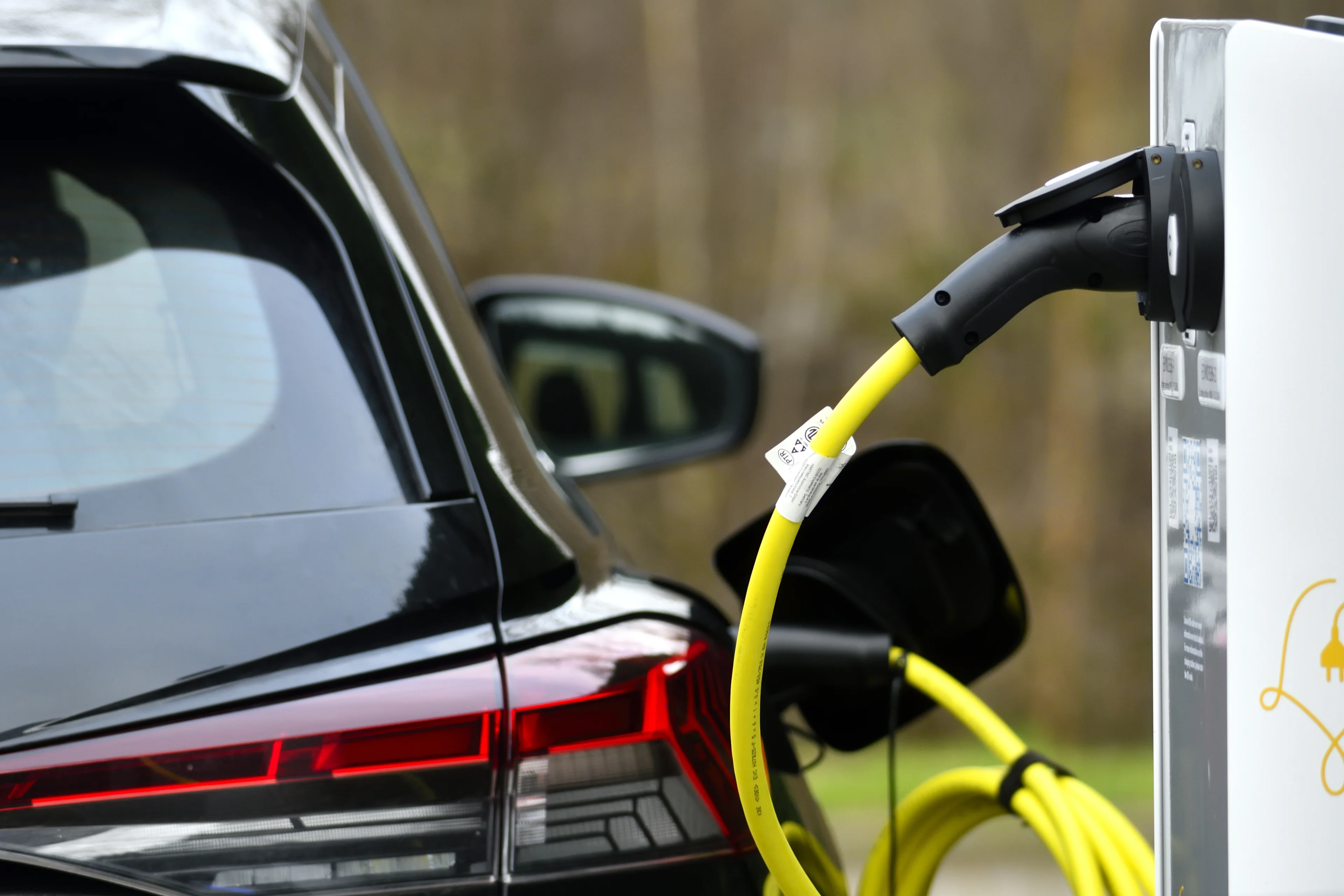 Laad je auto niet op tussen 16.00 en 21.00 uur: dit is waarom