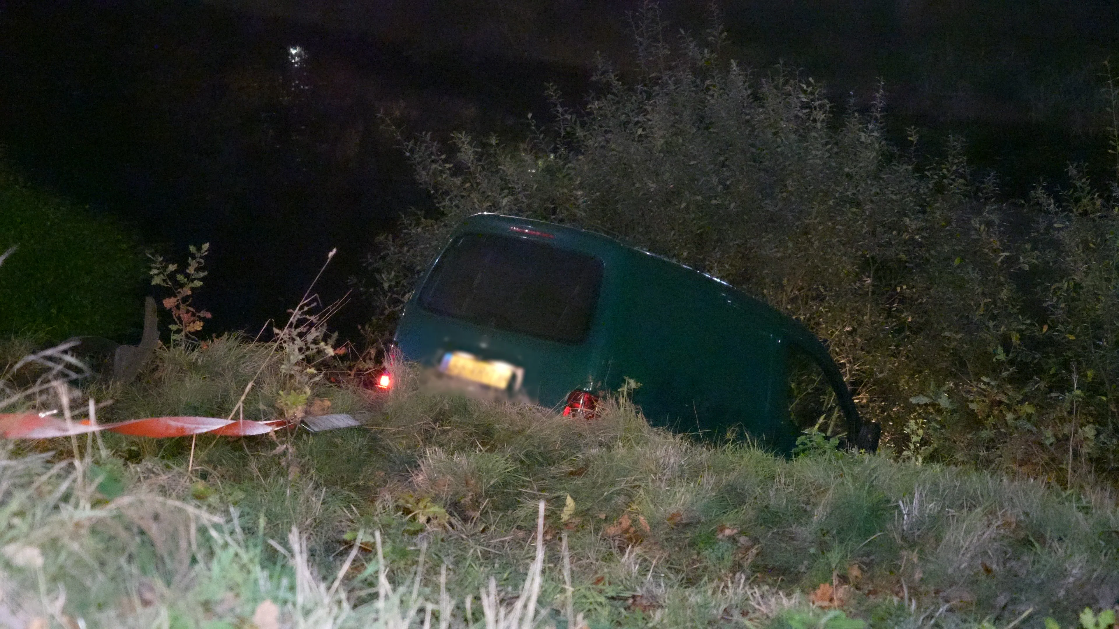 Bestelauto in sloot na wilde achtervolging door politie in Klazienaveen