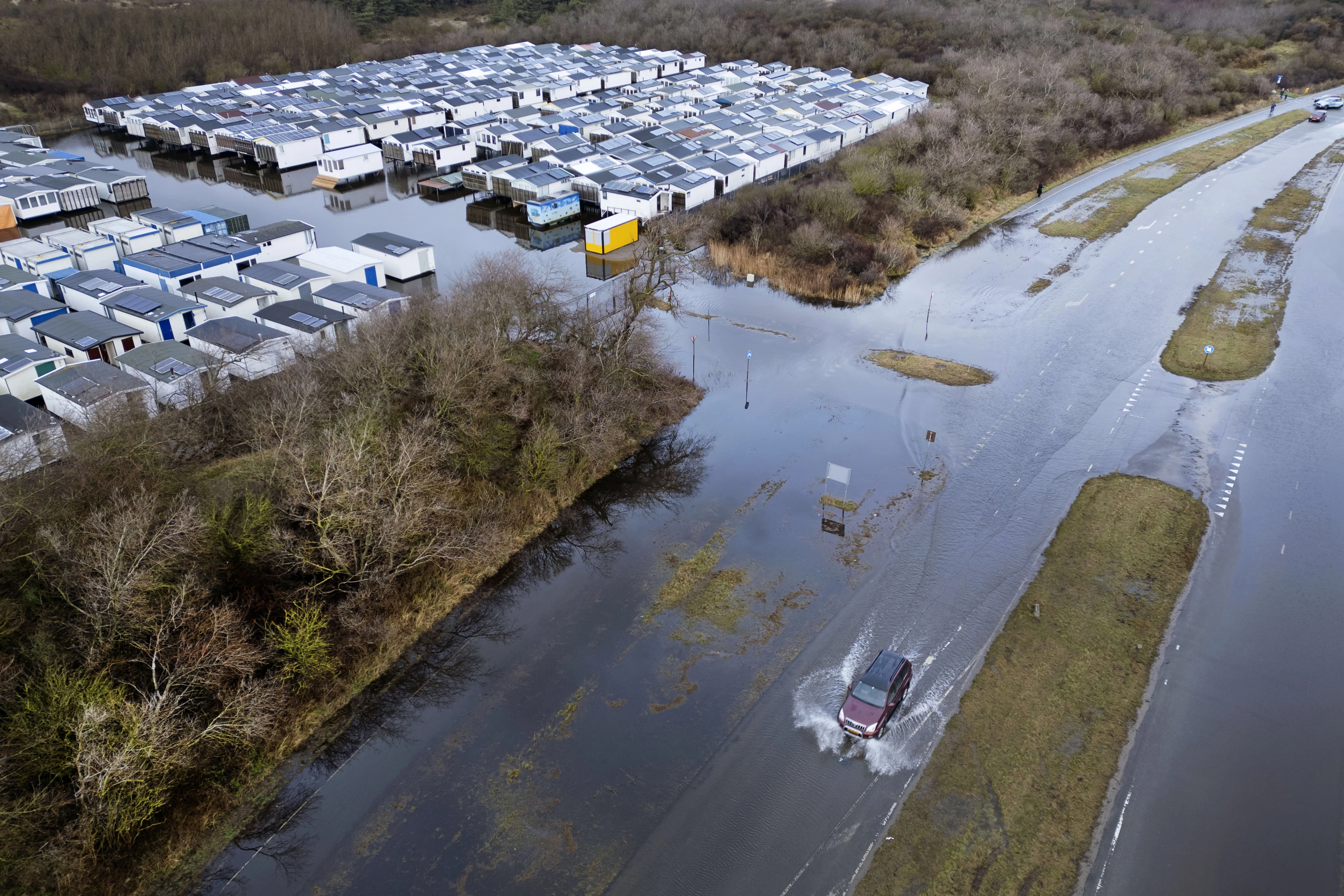 Grote wegen in het oosten van het land onder water