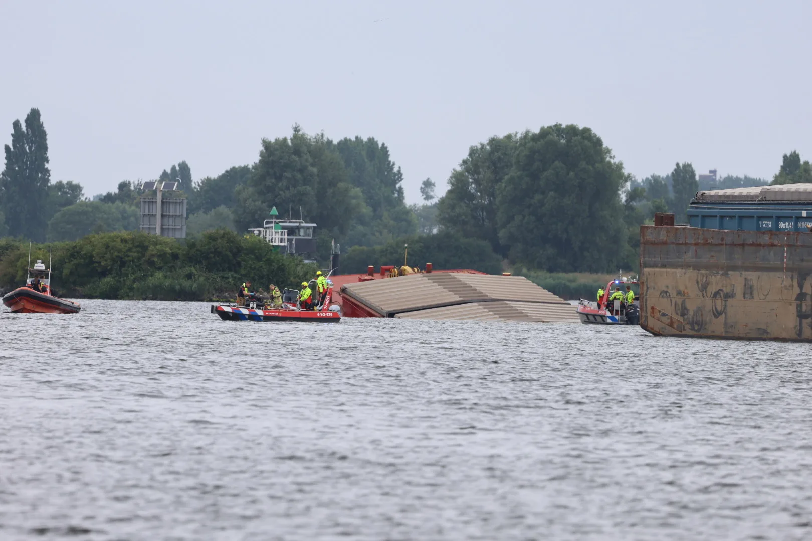 Duwboot gezonken in Coenhaven Amsterdam: opvarende vermist