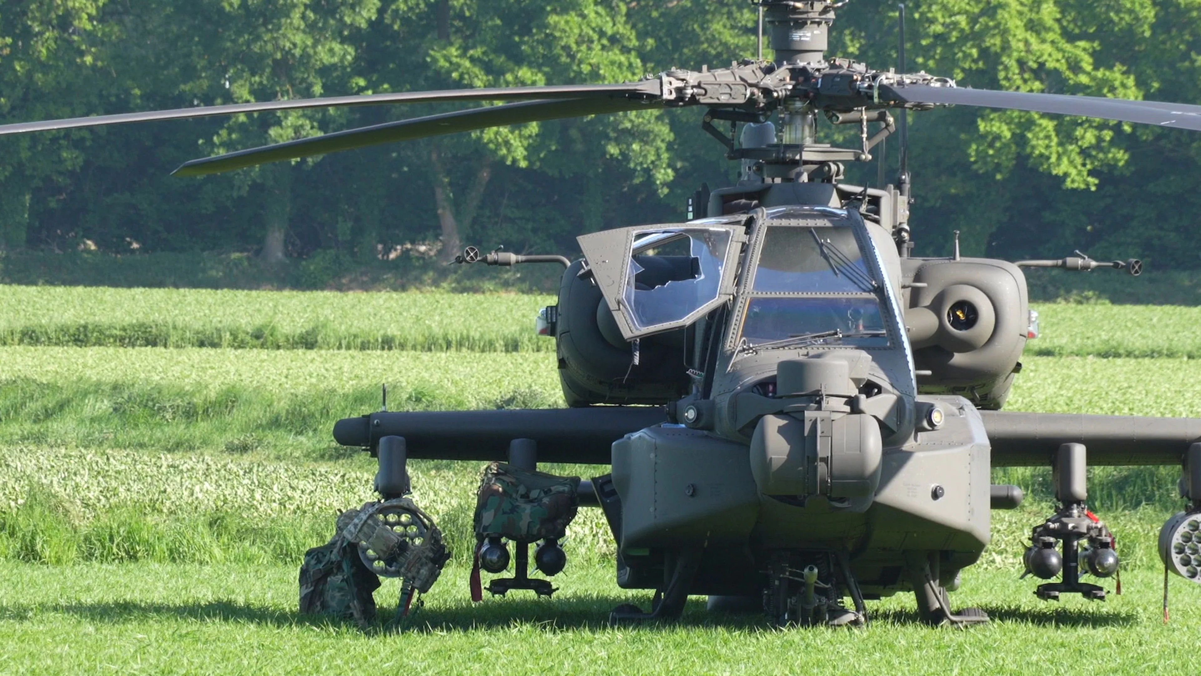 Militaire helikopter moet noodlanding maken in weiland bij Borger