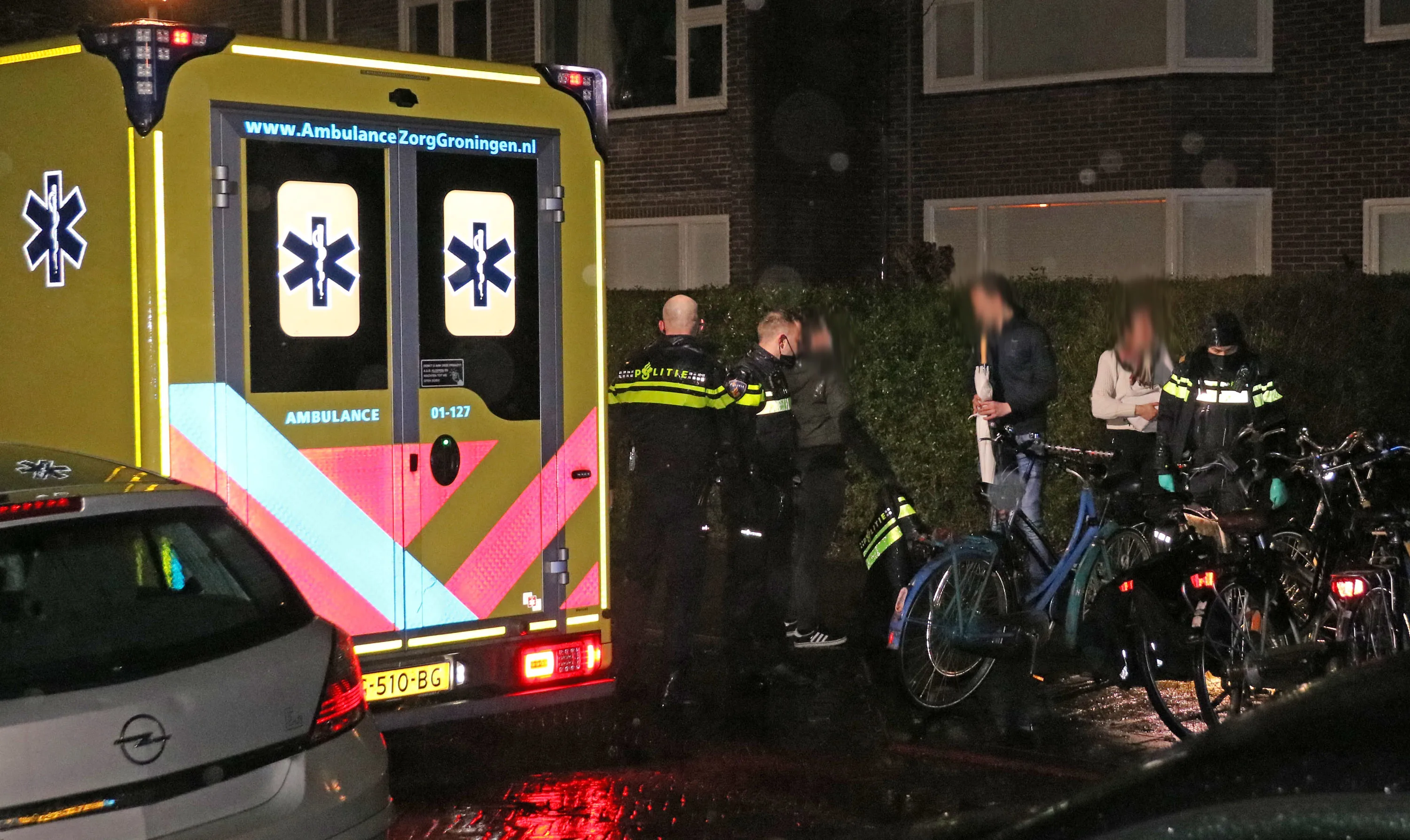 In gezicht gestoken agent 'levensgevaarlijk' gewond, politie verspreidt signalement daders