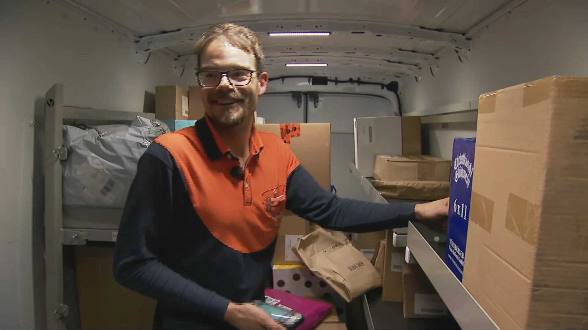 Pakketje na pakketje: een dagje meelopen met postbezorger Joachim