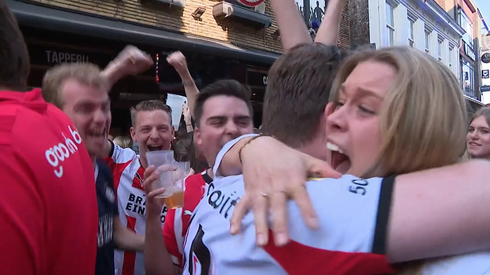 Nog geen kampioensschaal in Eindhoven, na gelijkspel Feyenoord-Ajax en verlies PSV