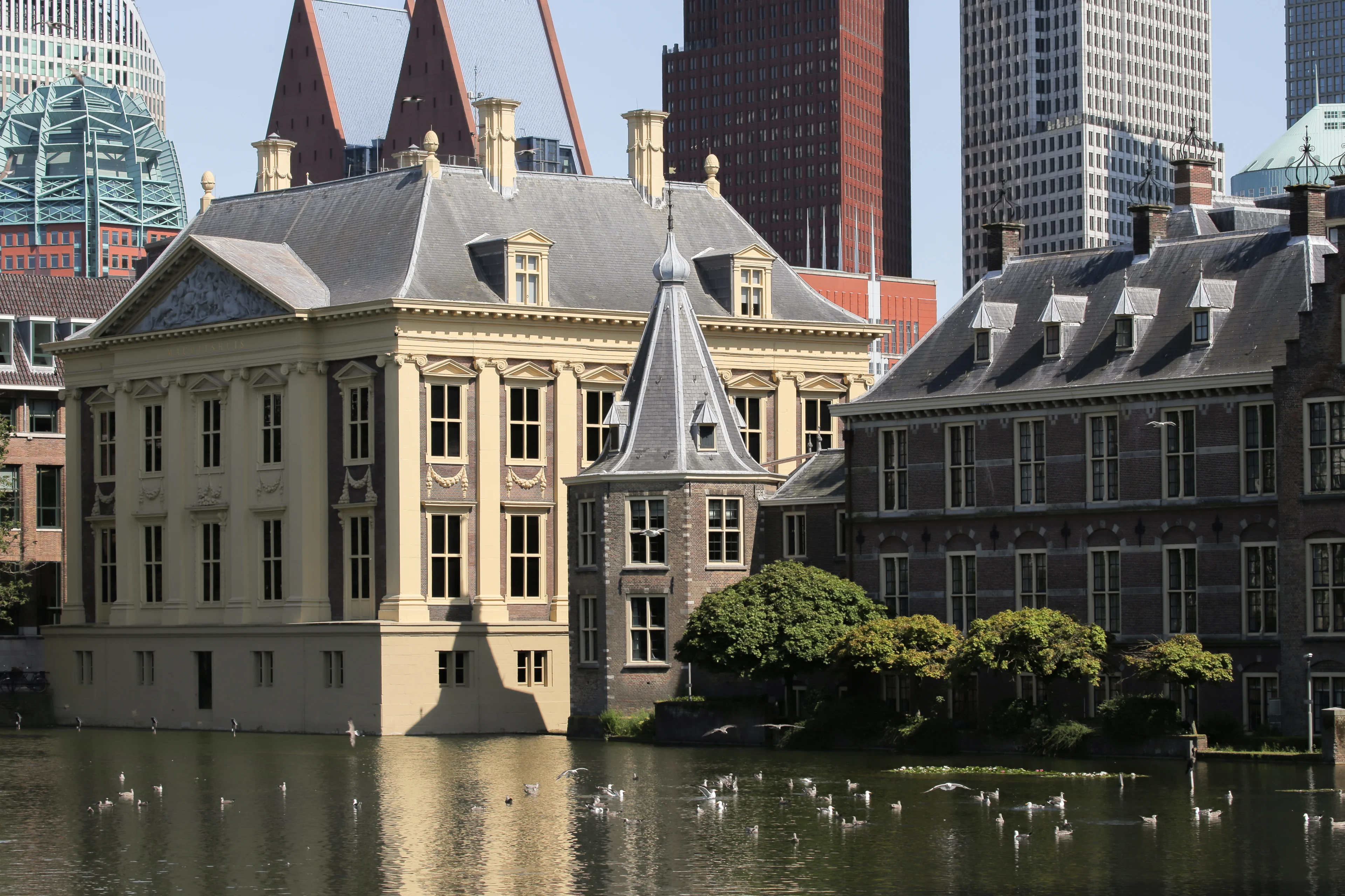 Gemeenteraadsleden Den Haag klaar met gedoe om Binnenhof: 'Onbegrijpelijk en gevaarlijk'