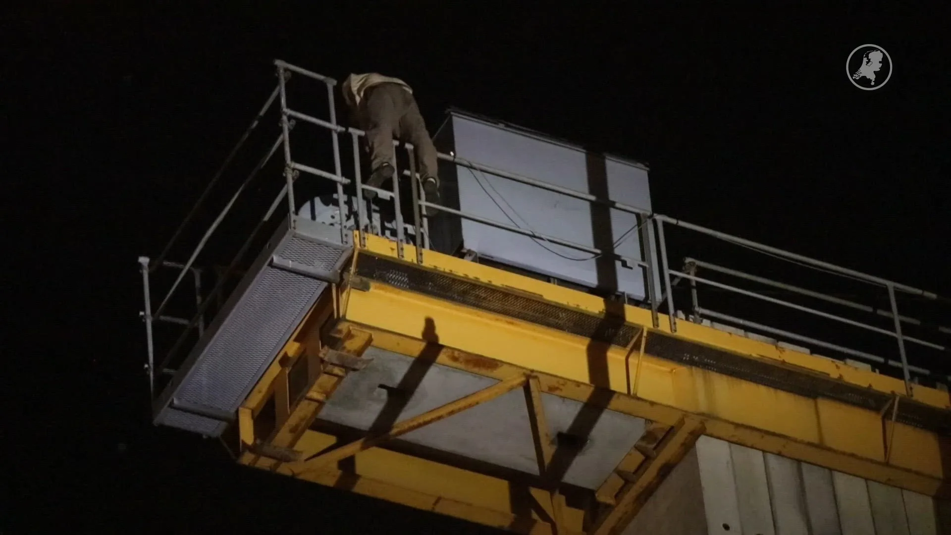 Man verblijft hele nacht in bouwkraan in Deventer