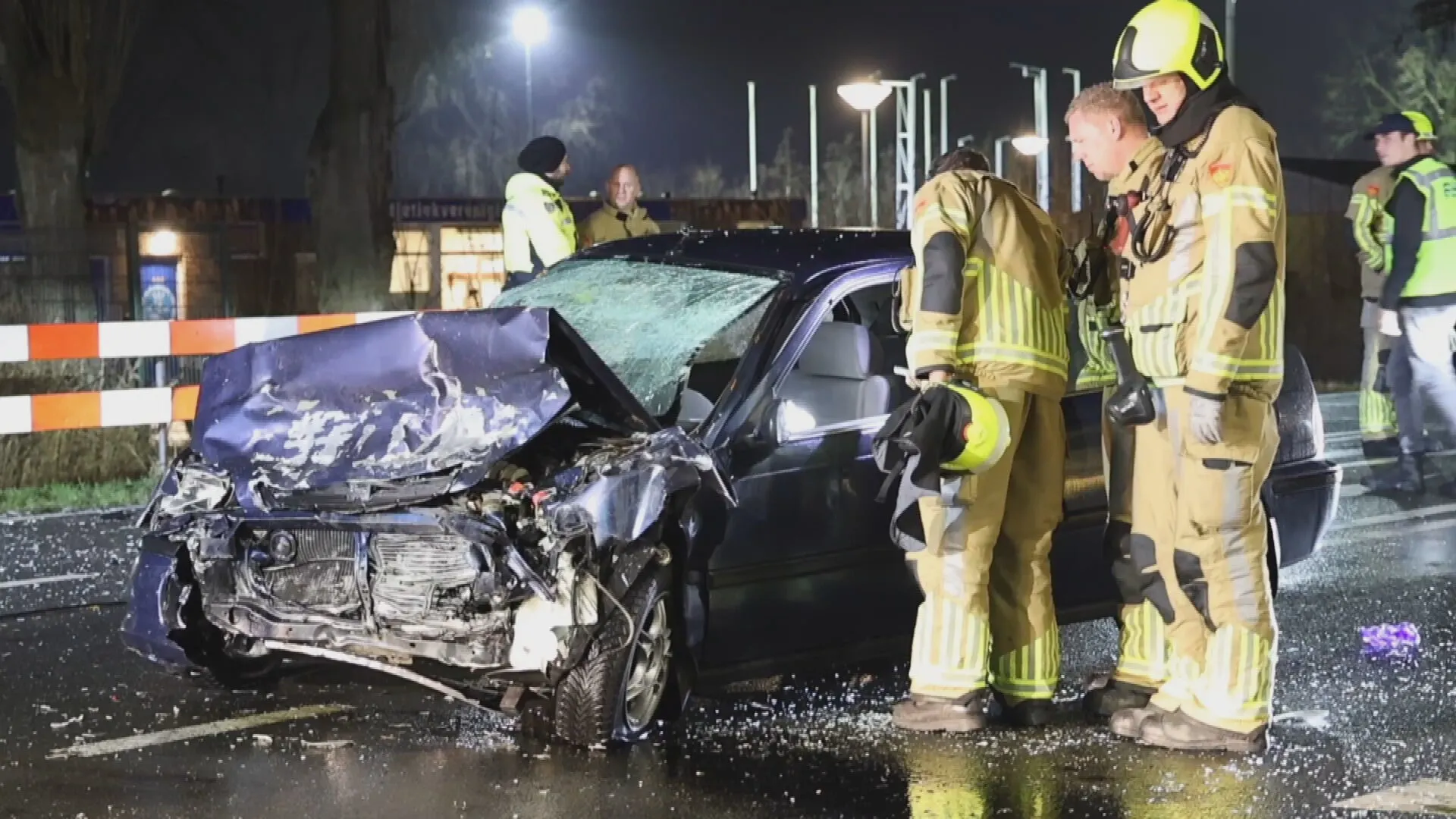 Zeven gewonden na botsing tussen drie voertuigen in Hazerswoude-Dorp