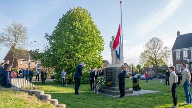 Dodenherdenking Hoogeveen begint 20 minuten te vroeg en duurde dubbel zo lang