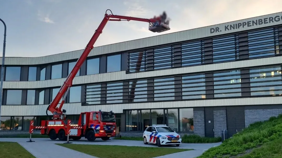 Politie haalt jongeren die zonsopgang willen fotograferen van dak school Helmond