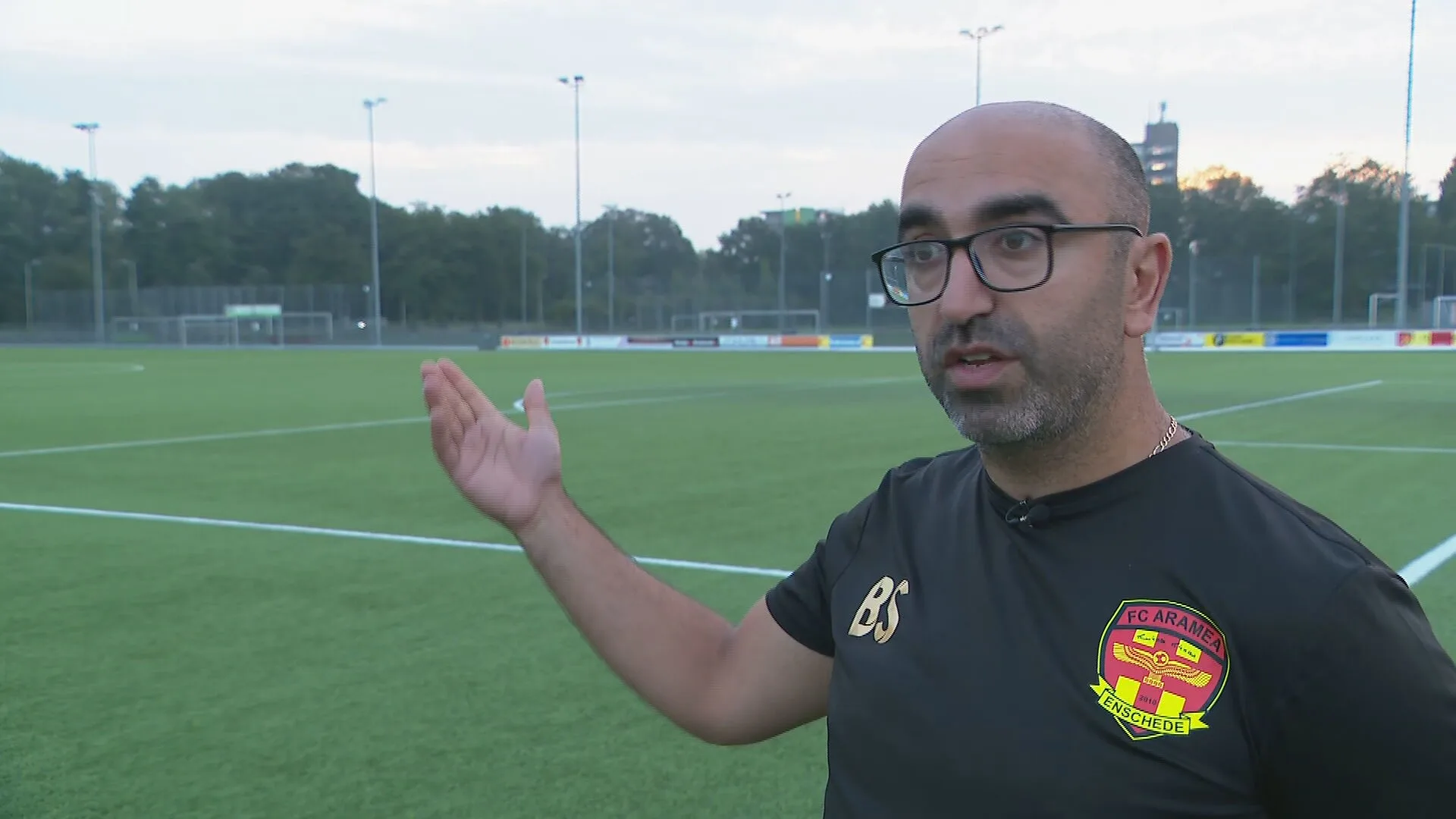 Voetballer (23) geraakt door bliksem tijdens training: 'Flits kwam uit het niets'