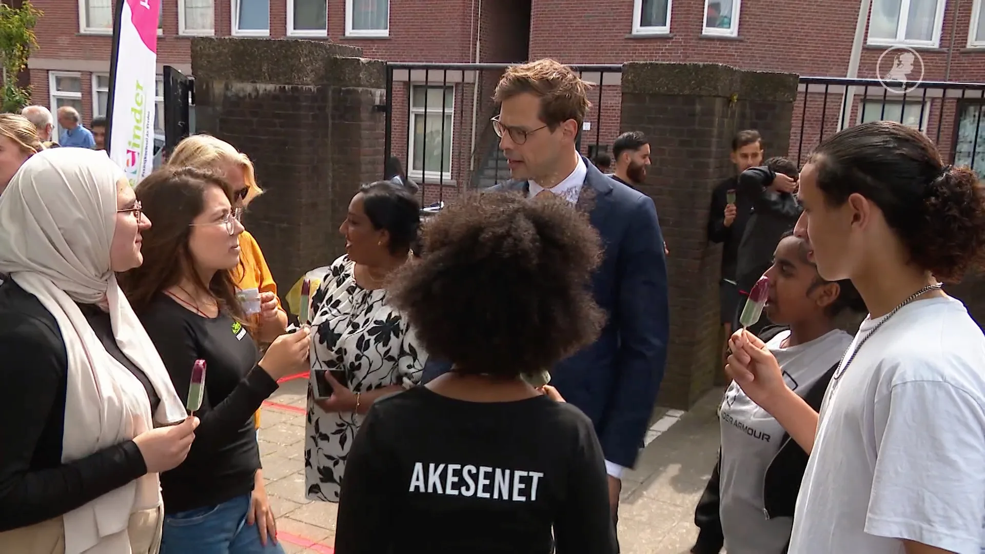 Nobel deelt 'Zure nasmaakijsjes' uit bij praktijkschool in Den Haag