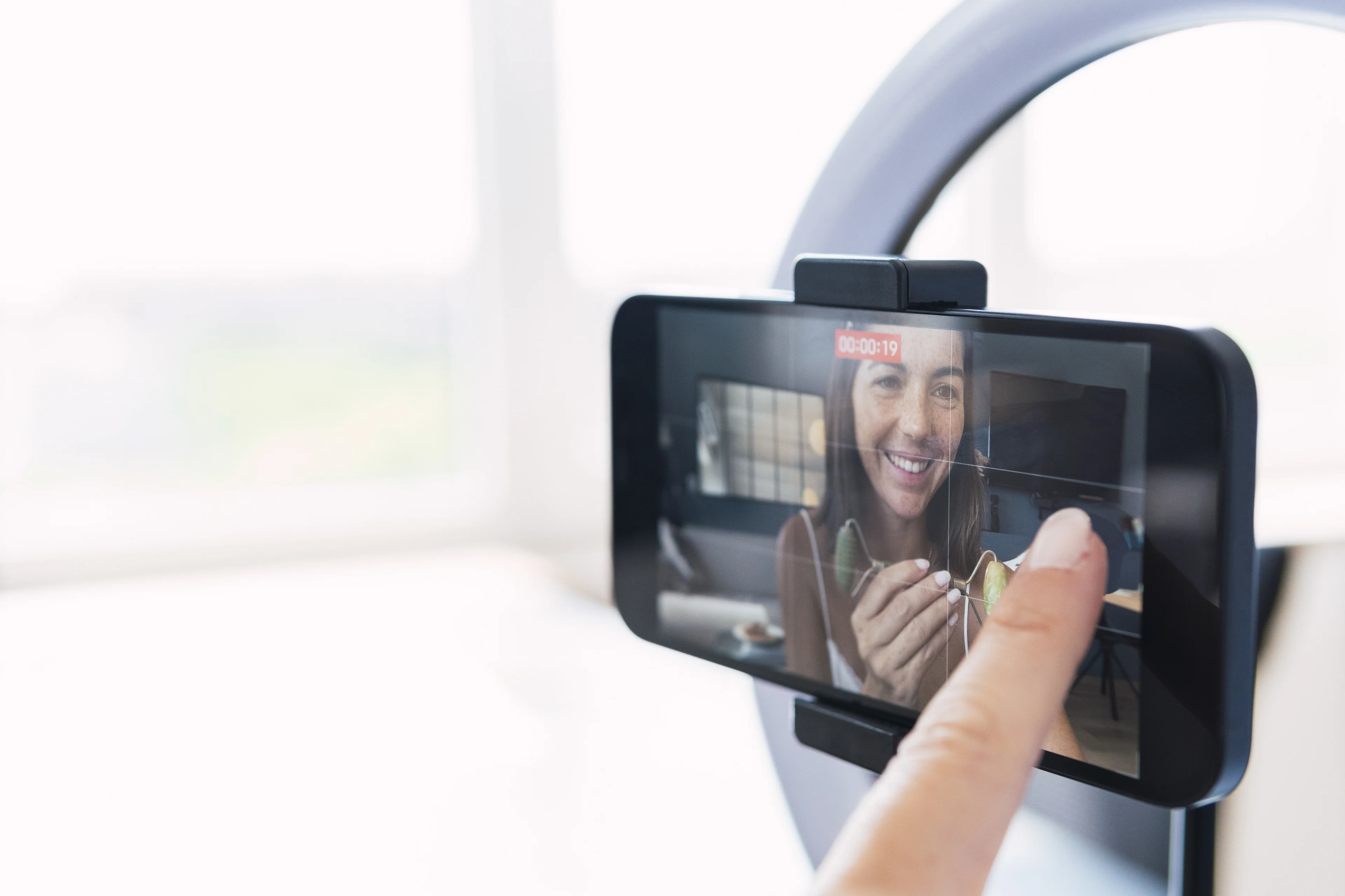 Influencers promoten soms oplichters, Kamerleden willen ingrijpen